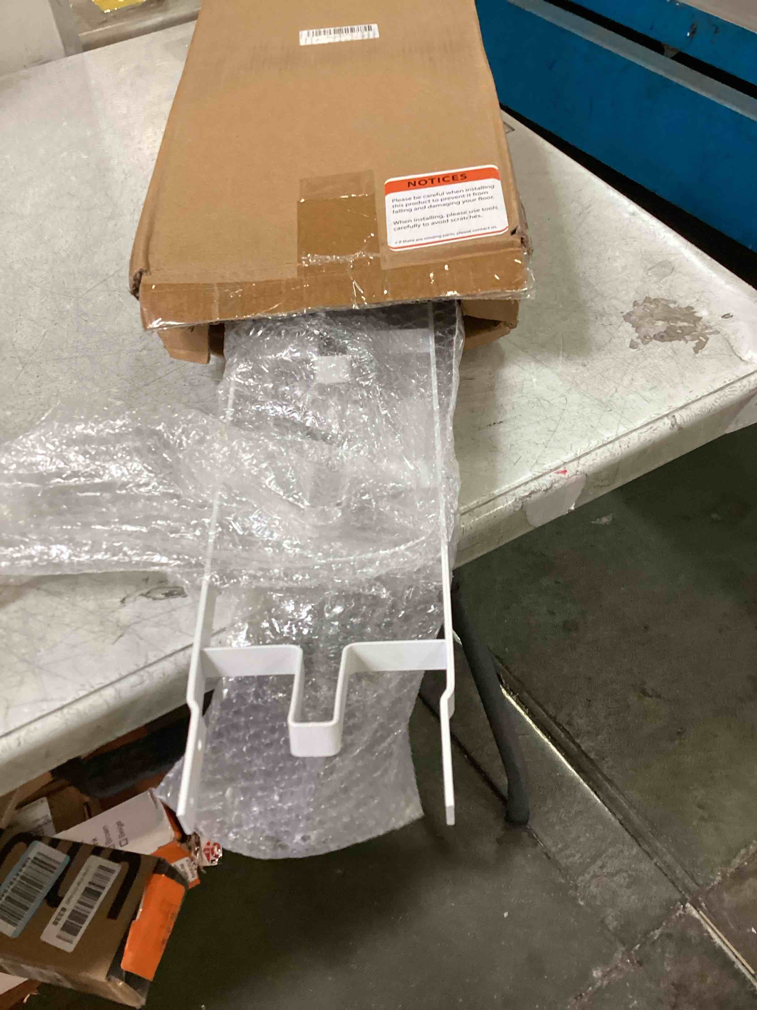 https://s3.amazonaws.com/lotting-images-prod/bidfta/TEA3595537_1750527564444.jpeg