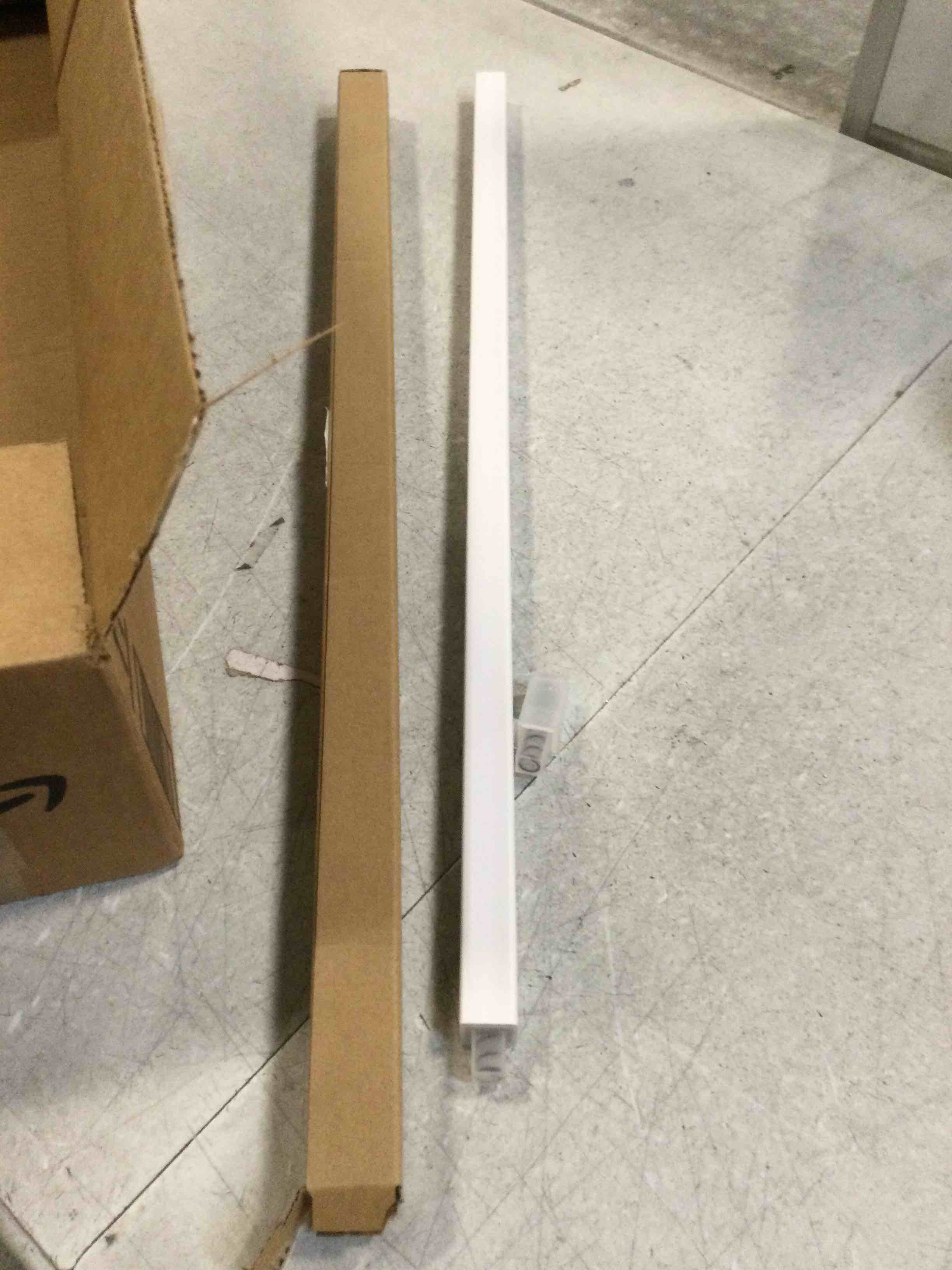 Condition photo showing Good Condition for 24-Inch Spring End Sturdy Plastic Wall Mount Replacement Towel Bar for Bathroom and Kitchen Towel Storage (White) (1 Pack)