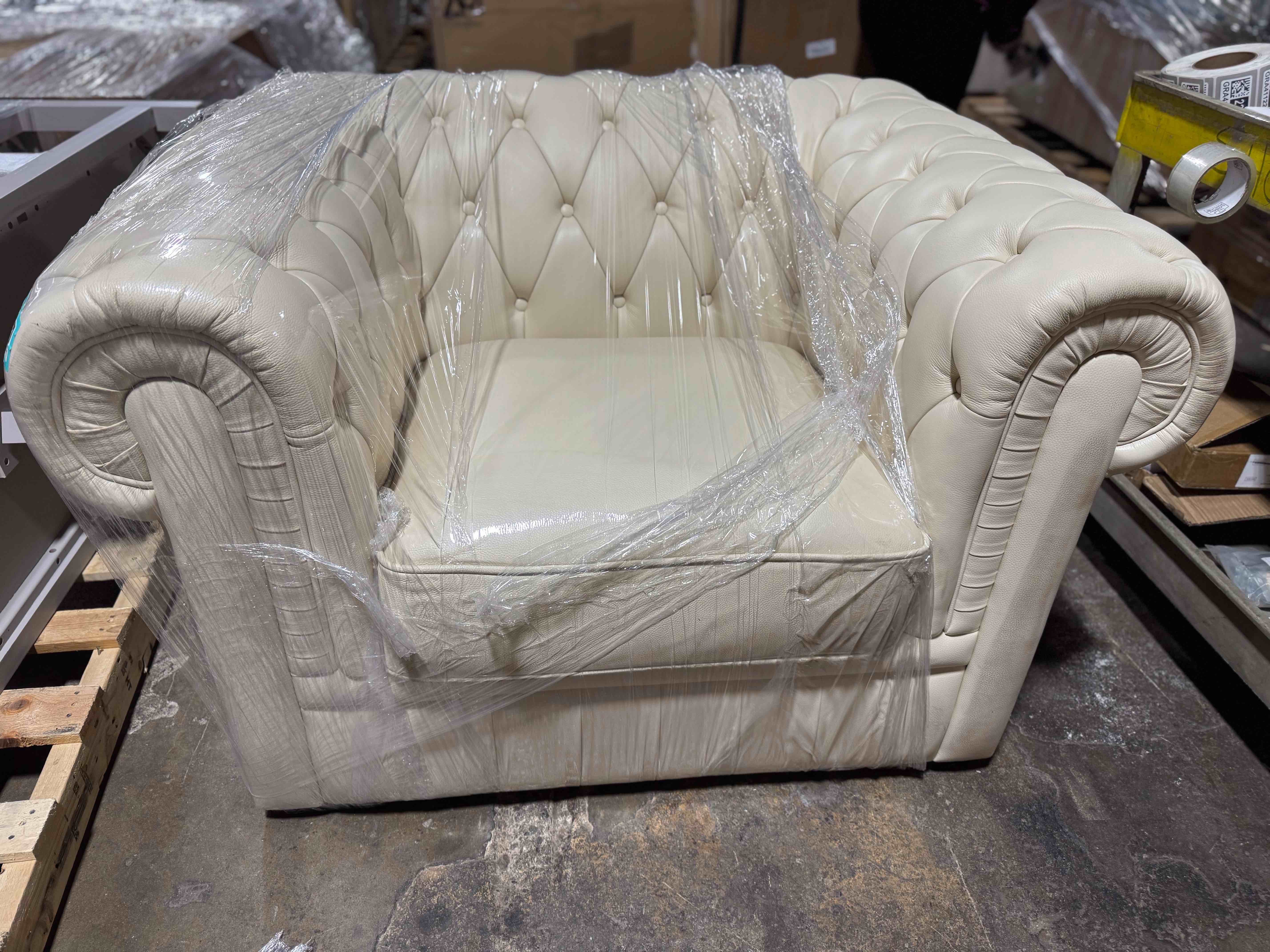 Condition photo showing Good Condition for Faciane 49"Top Grain Genuine Leather Chesterfield Chair