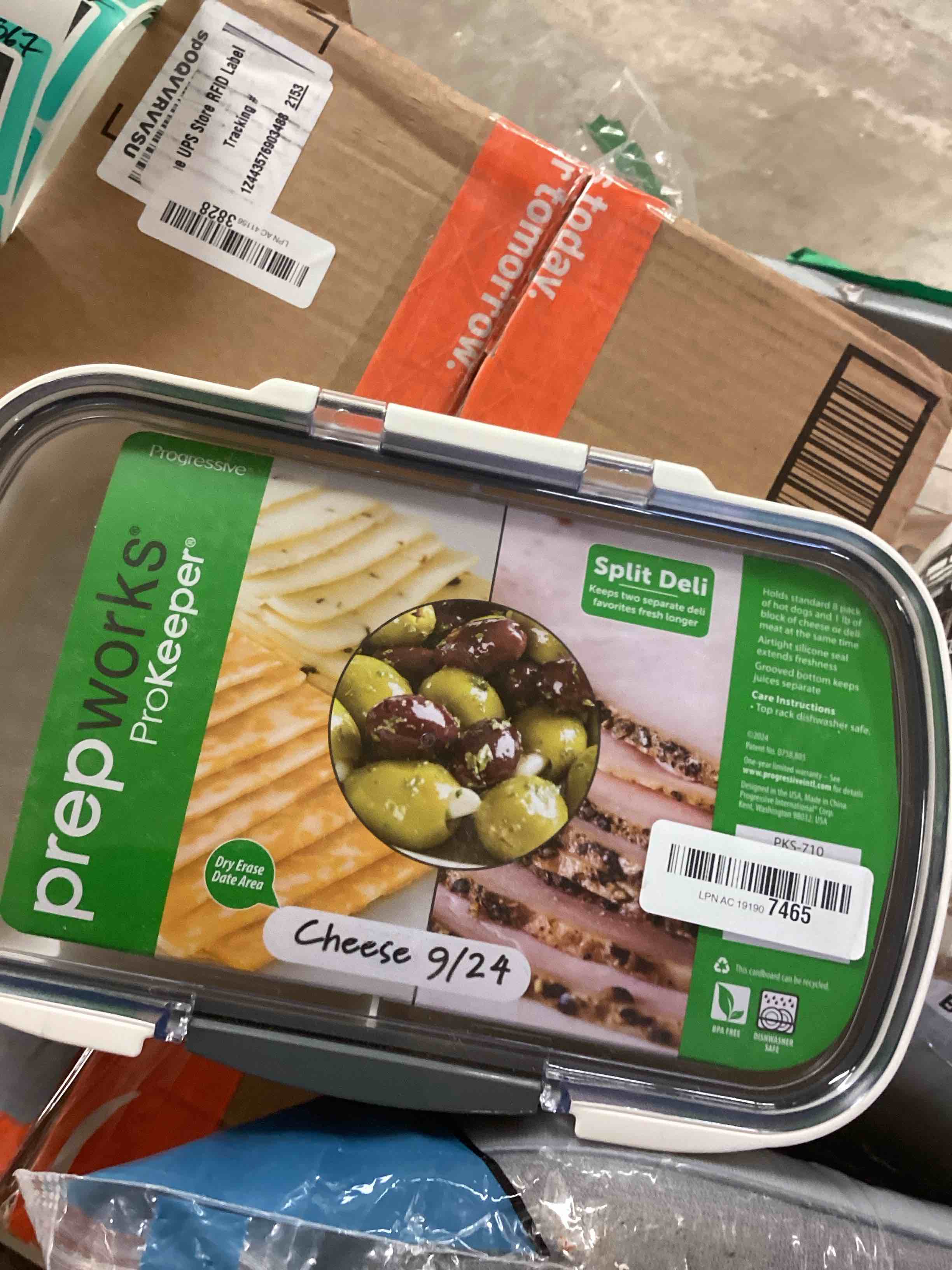 Condition photo showing Good Condition for prokeeper split deli food storage container with air-tight silicone seal and dry erase compatible lid, 11.75 split deli keeper