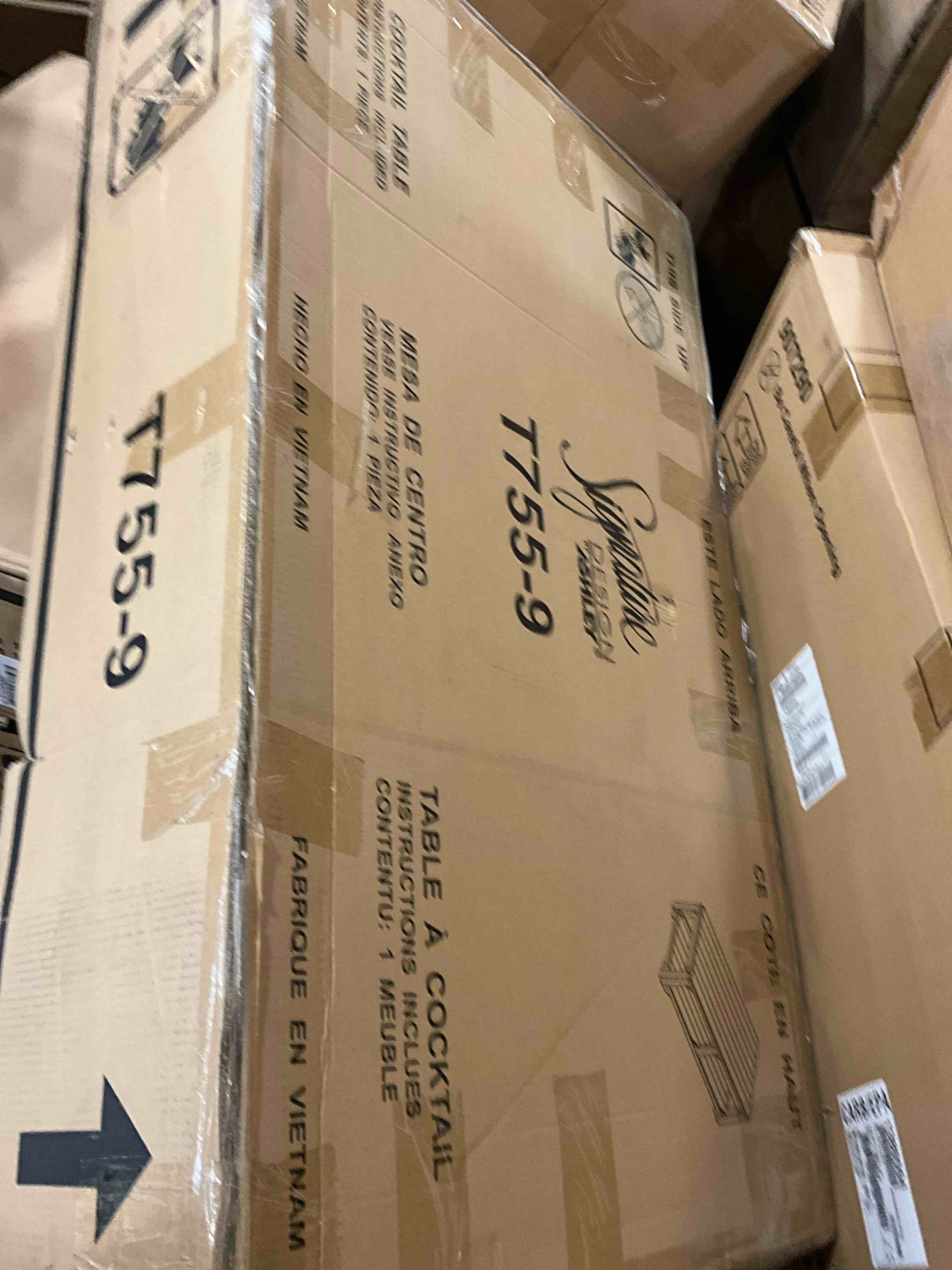 Condition photo showing New/Like New for fregine lift top cocktail table