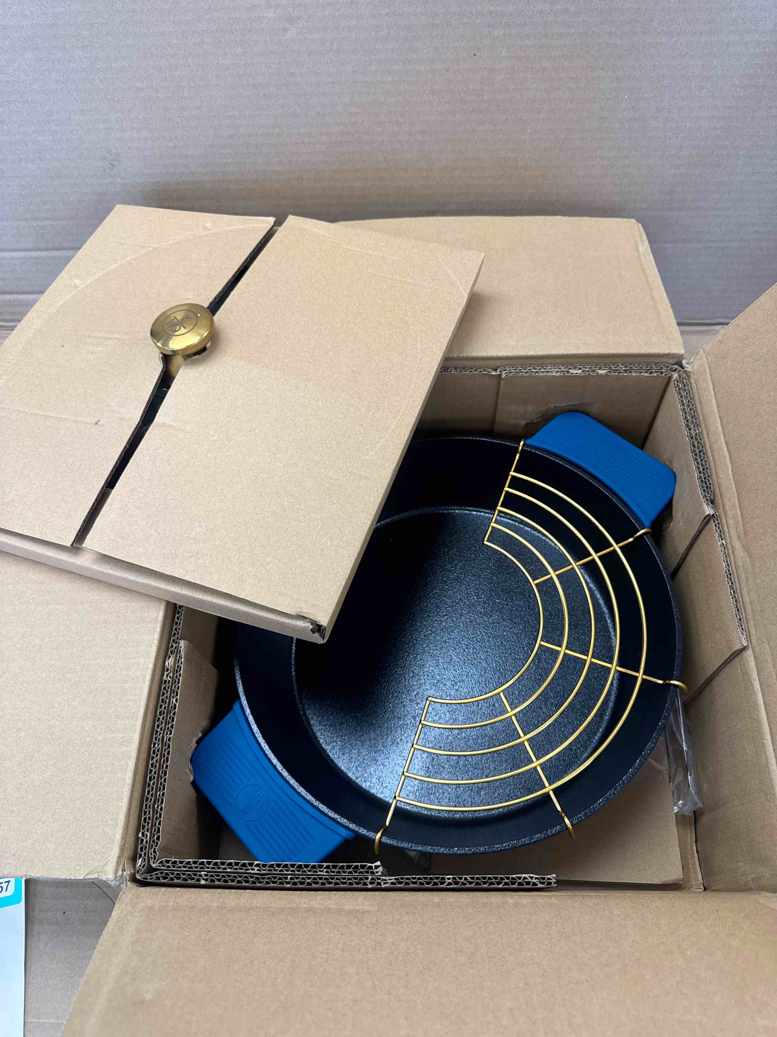 Condition photo showing New/Like New for kitchen hq 144oz cast iron nonstick braiser blue