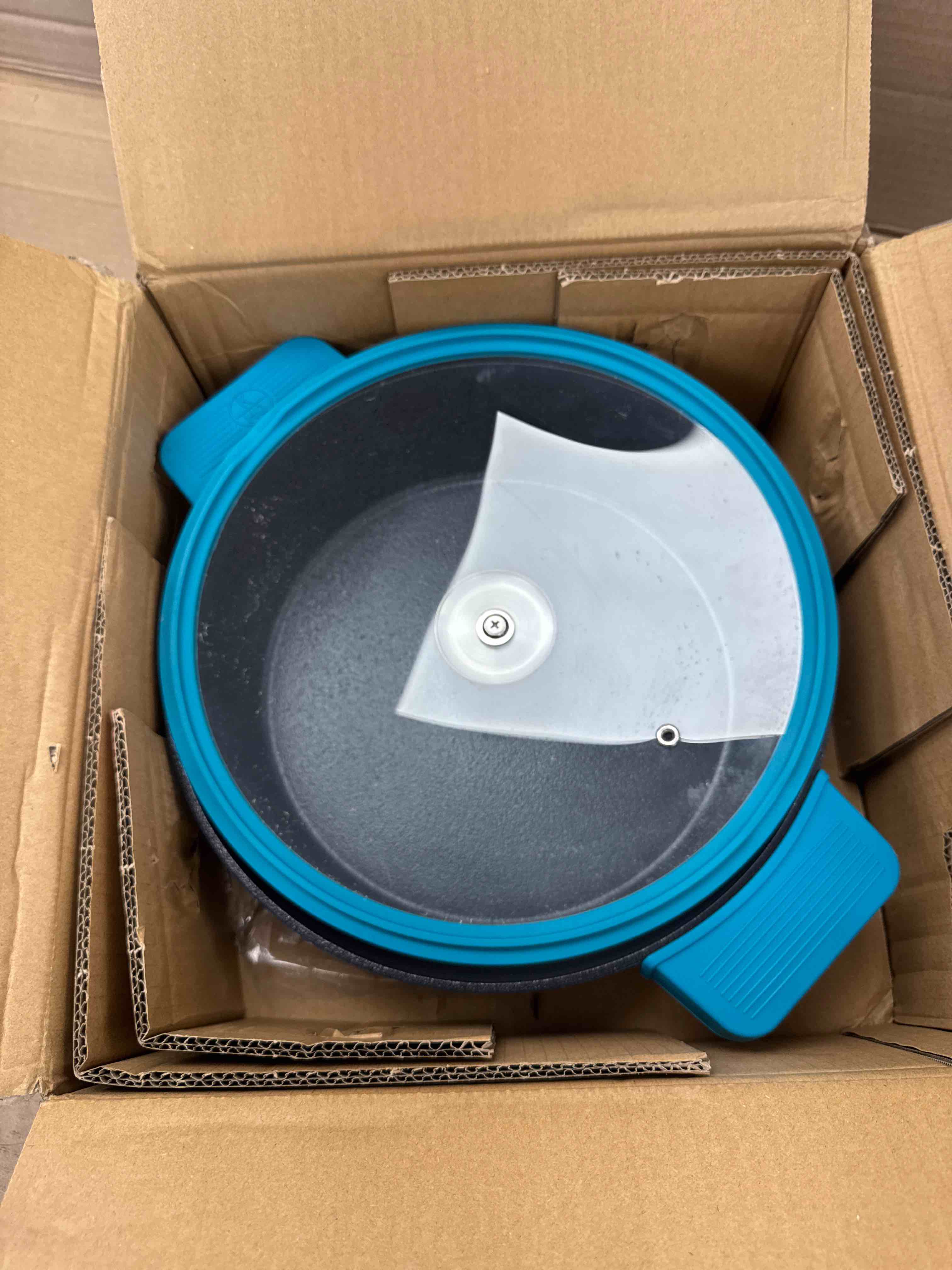 Condition photo showing New/Like New for kitchen hq 144oz cast iron nonstick braiser teal