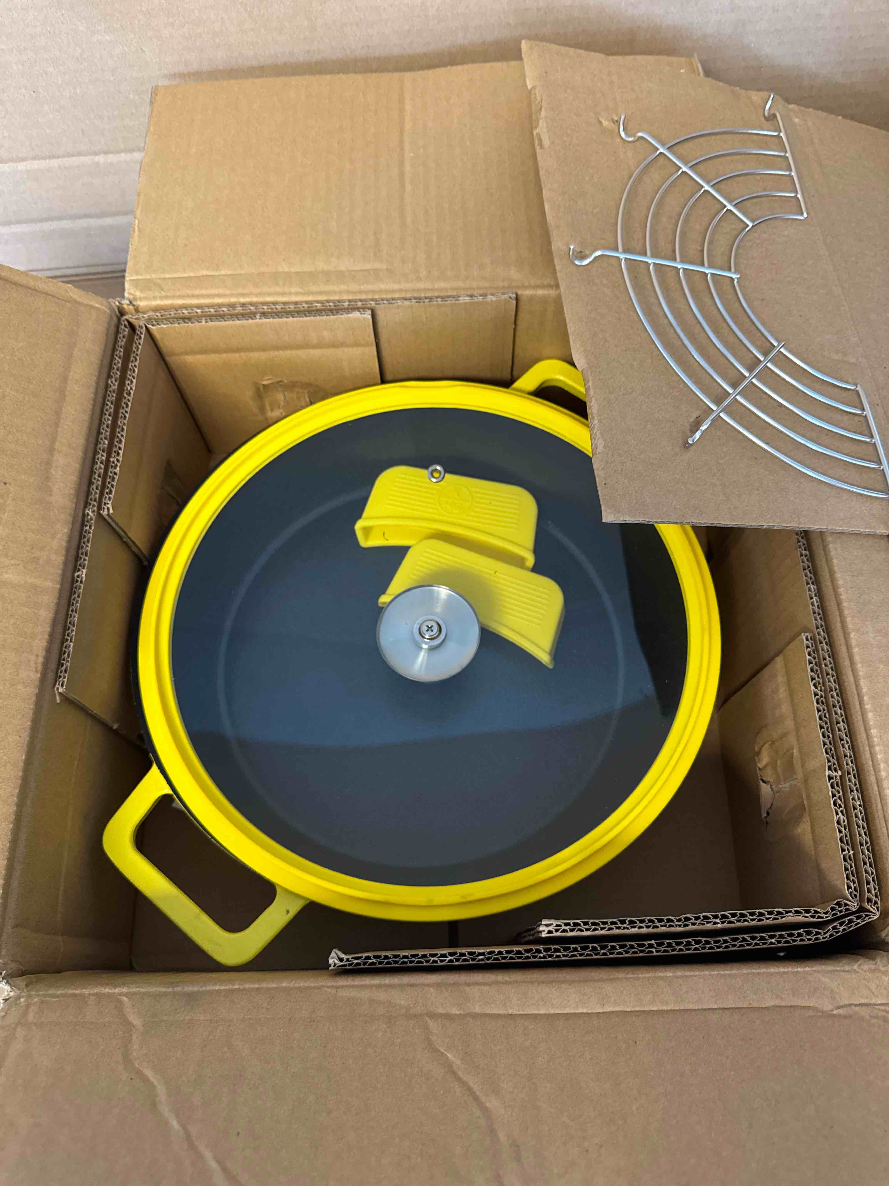 Condition photo showing New/Like New for kitchen hq 144oz cast iron nonstick braiser maize yellow