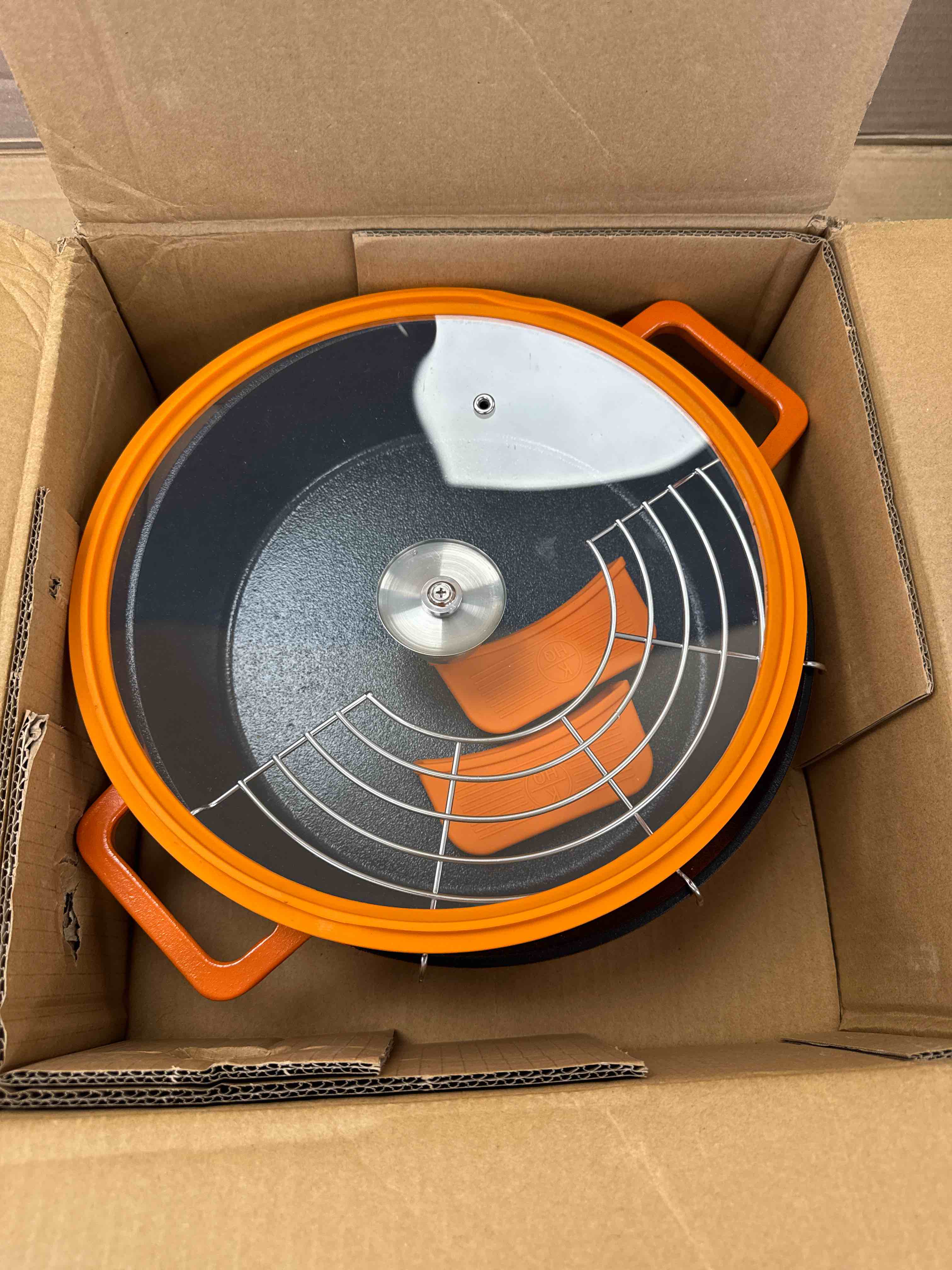 Condition photo showing New/Like New for kitchen hq 144oz cast iron nonstick braiser pumpkin