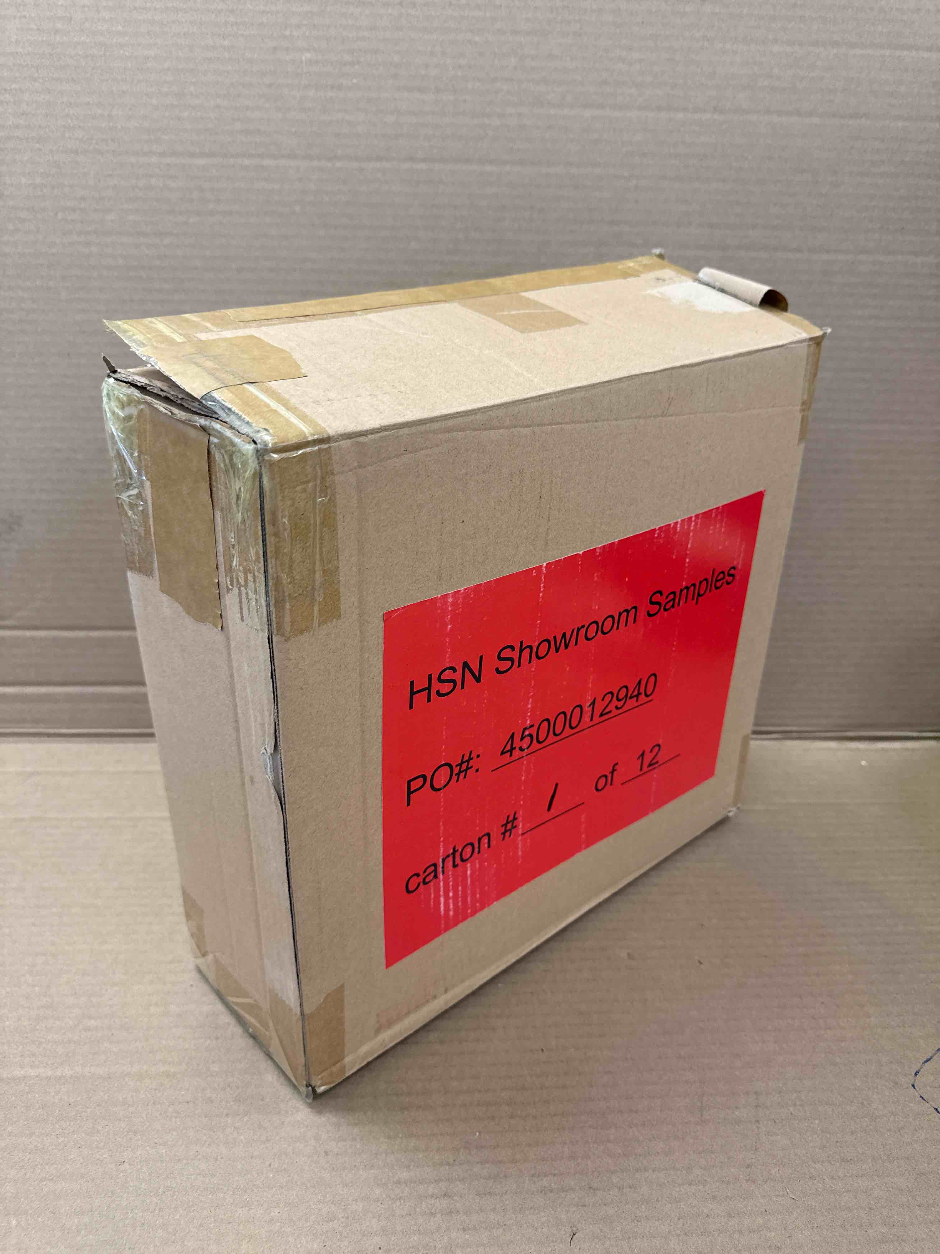 Condition photo showing New/Like New for 37pc velvet hanger set with garment bag