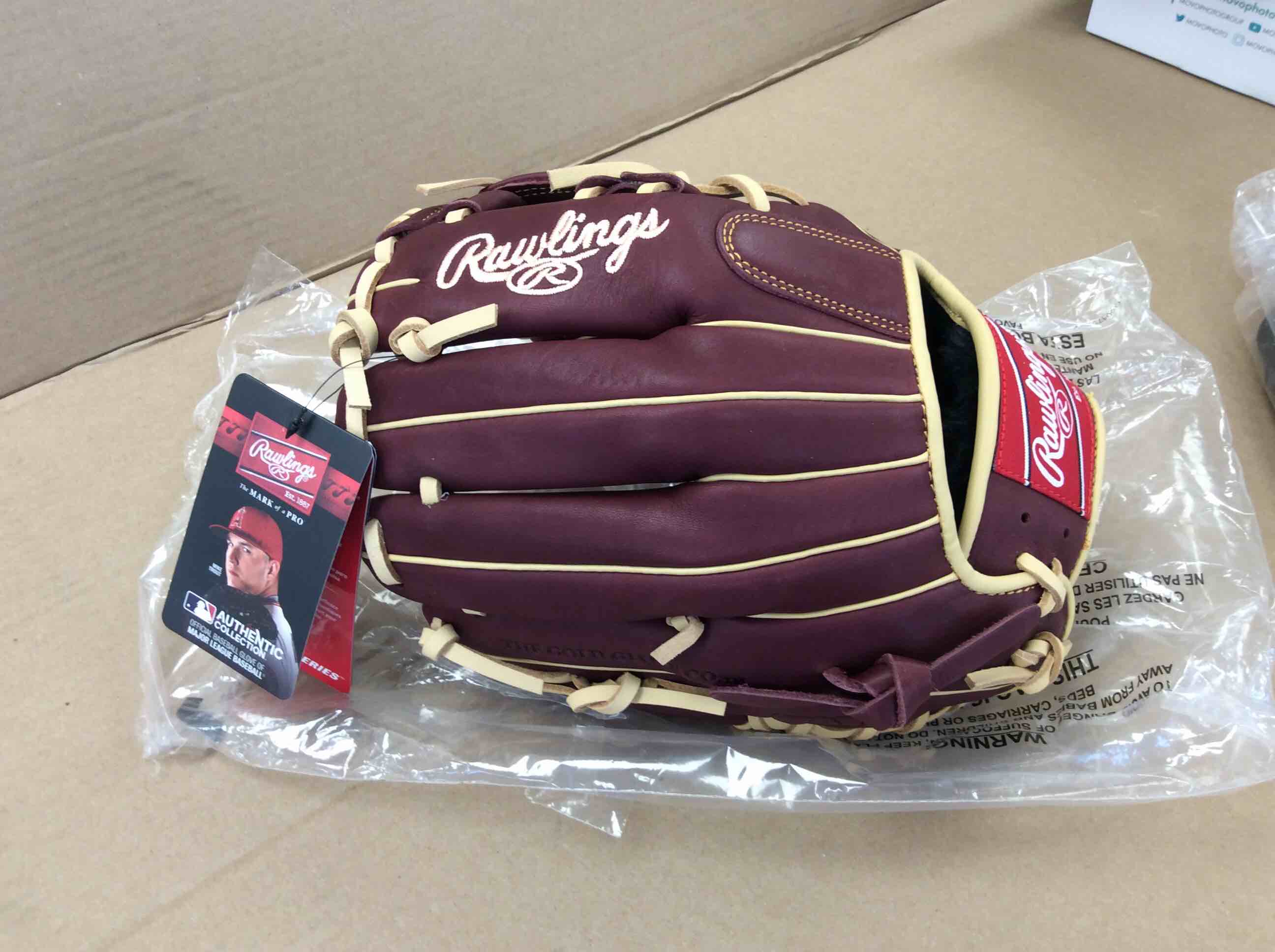 Condition photo showing New/Like New for rawlings sandlot 11.5-inch glove | right hand throw | infield/pitcher