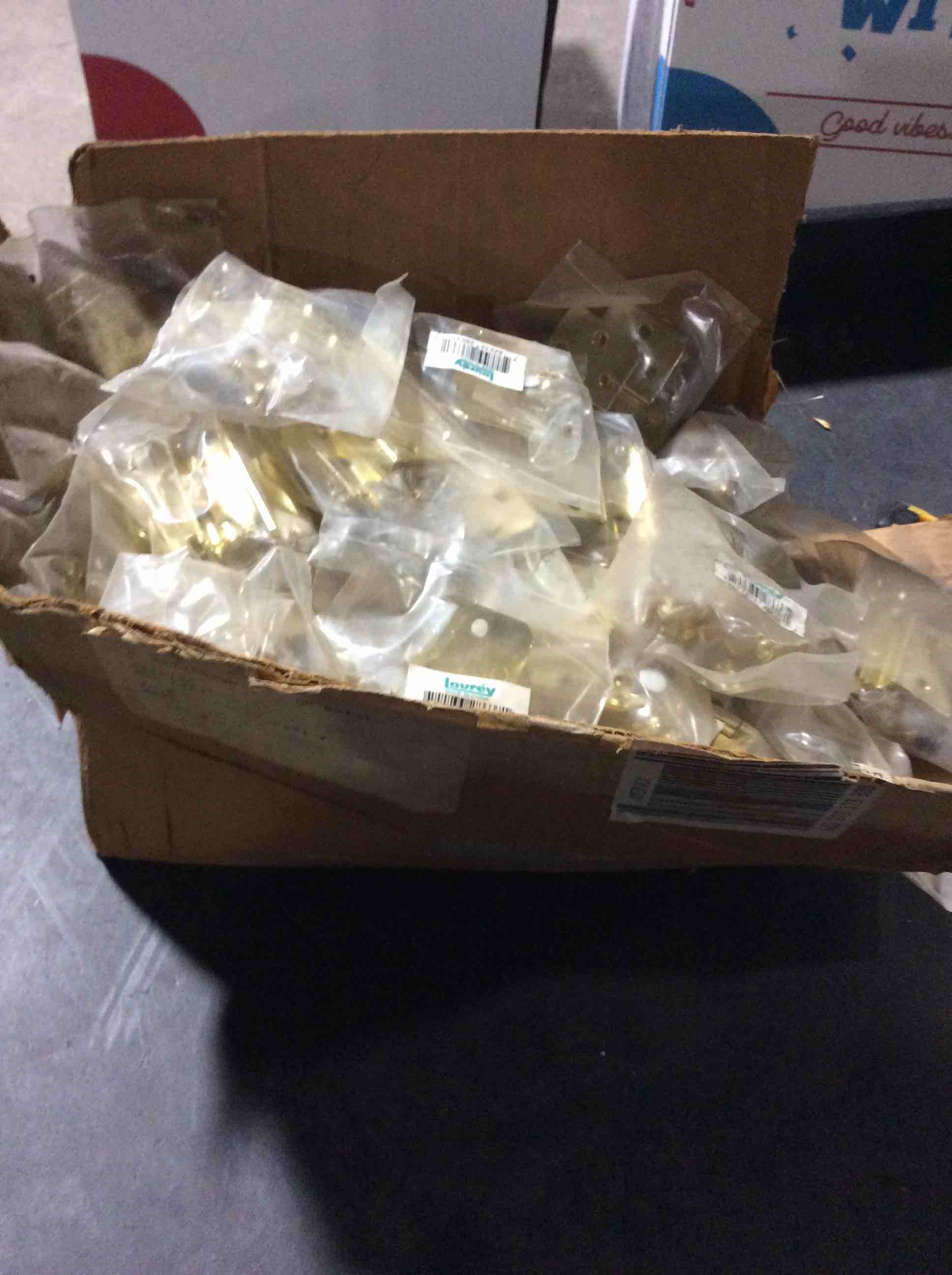 Condition photo showing Good Condition for box of 100 assortment door handle 