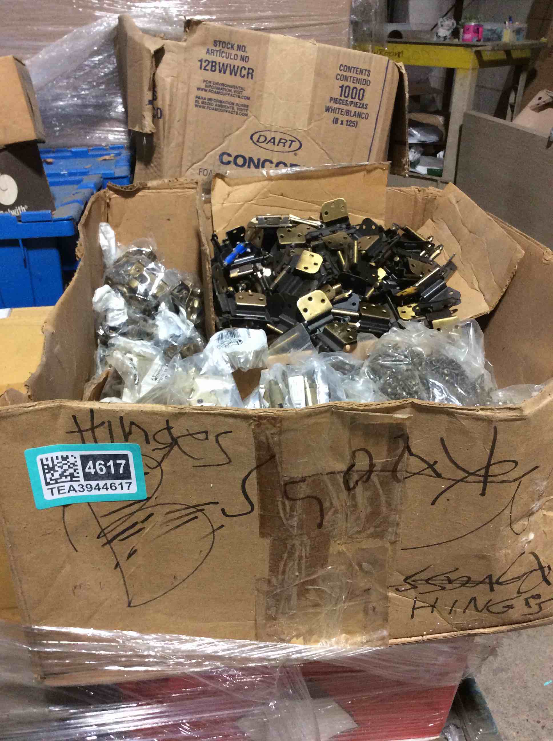 Condition photo showing Good Condition for box of 300 assortment door handl 