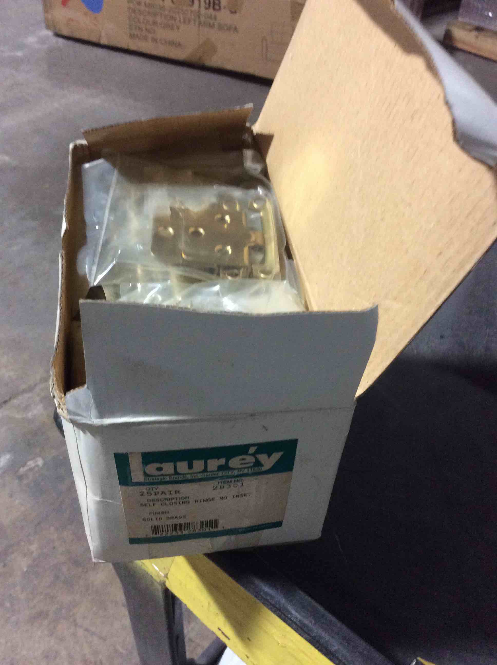 Condition photo showing Good Condition for box of 25 assortment door handl 