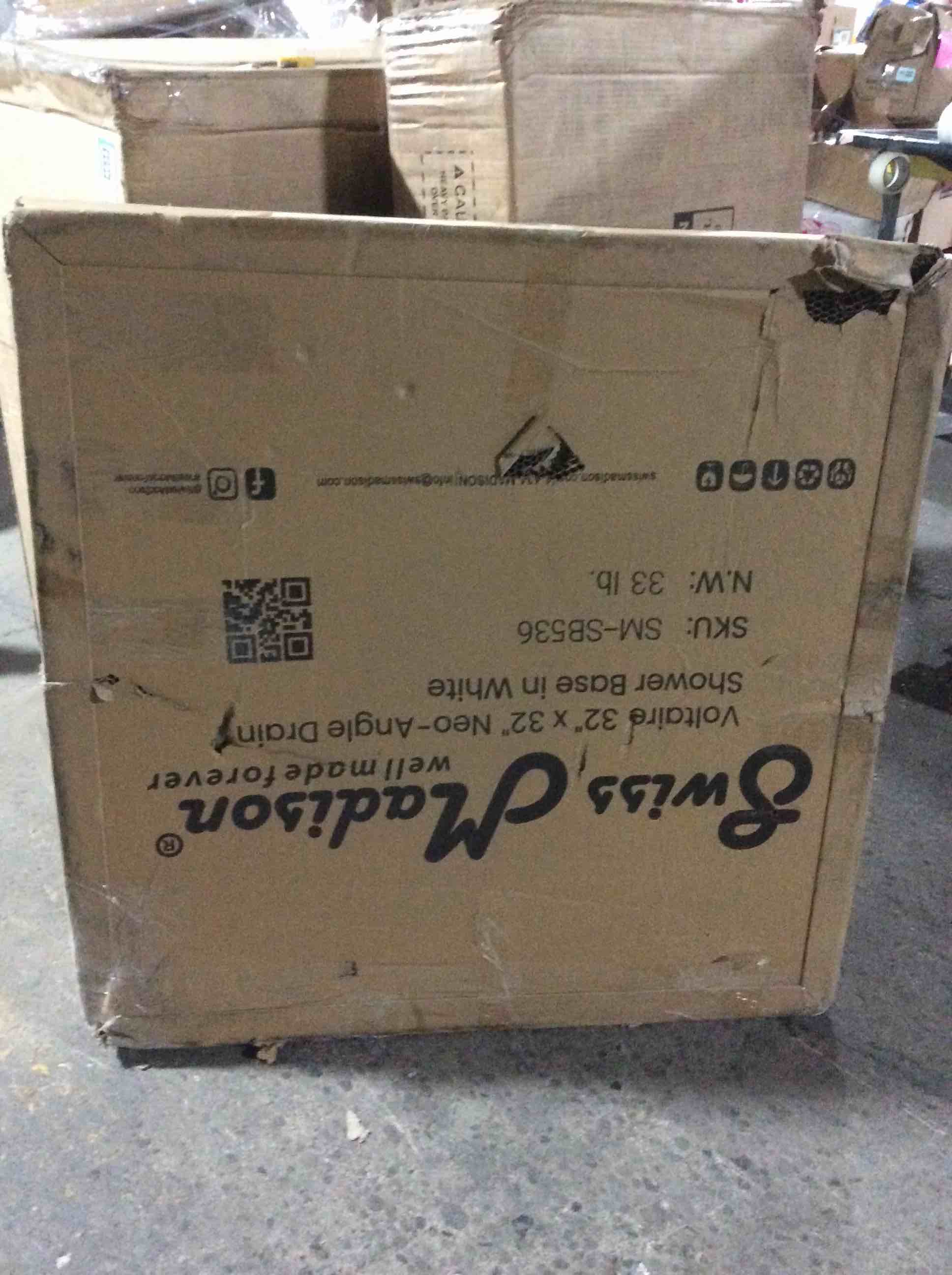 Condition photo showing Good Condition for Voltaire 32 x 32 acrylic white, single– thershold, center drain 