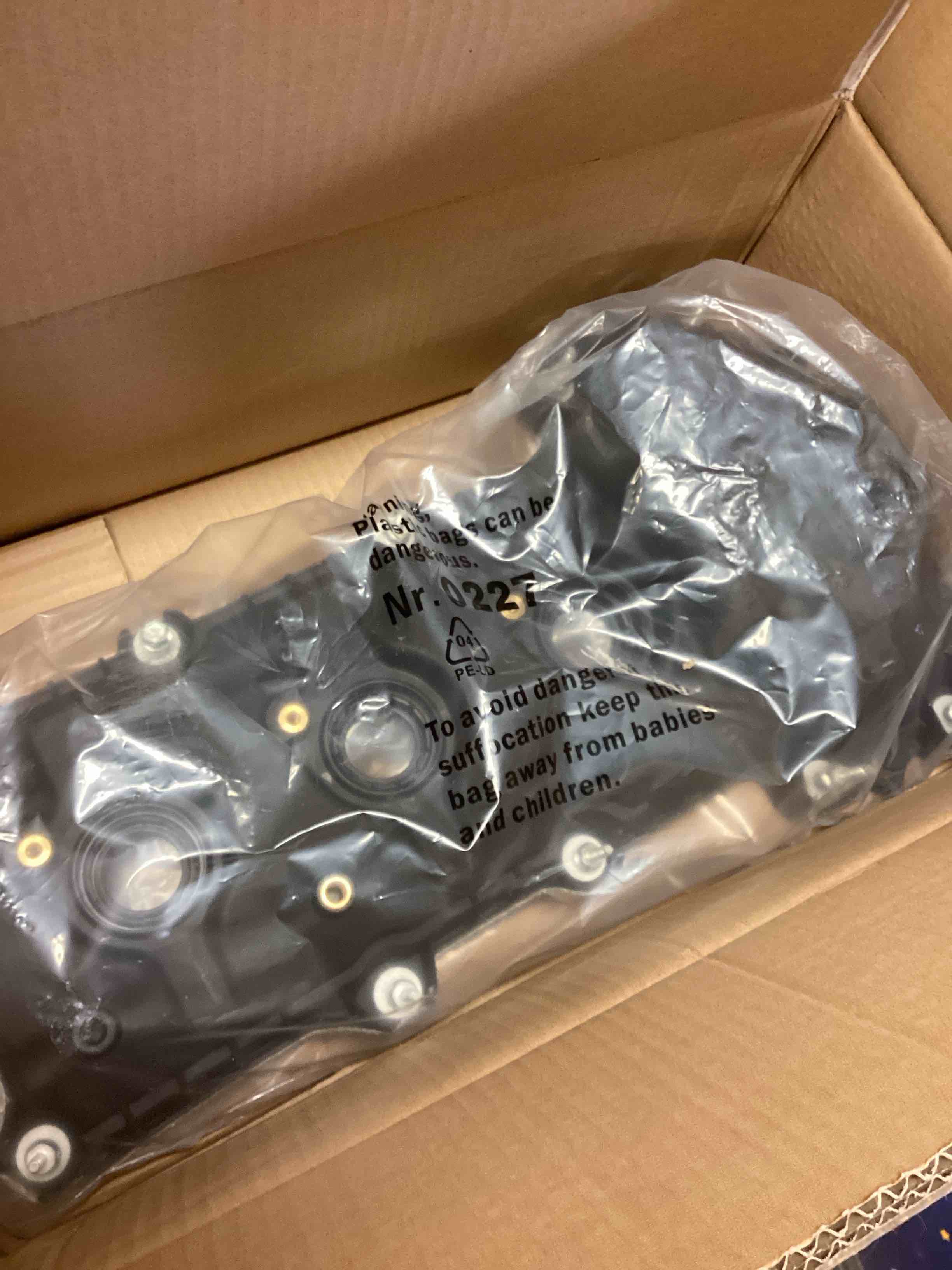 Condition photo showing New/Like New for Right Engine Valve Cover for Ford 11-19 Explorer 15-17 F-150 11-18 Edge 3.5L with Gasket Set Replace# BR3Z6582G, BR3Z6582U, BR3Z-6582-G, BR3Z6582V