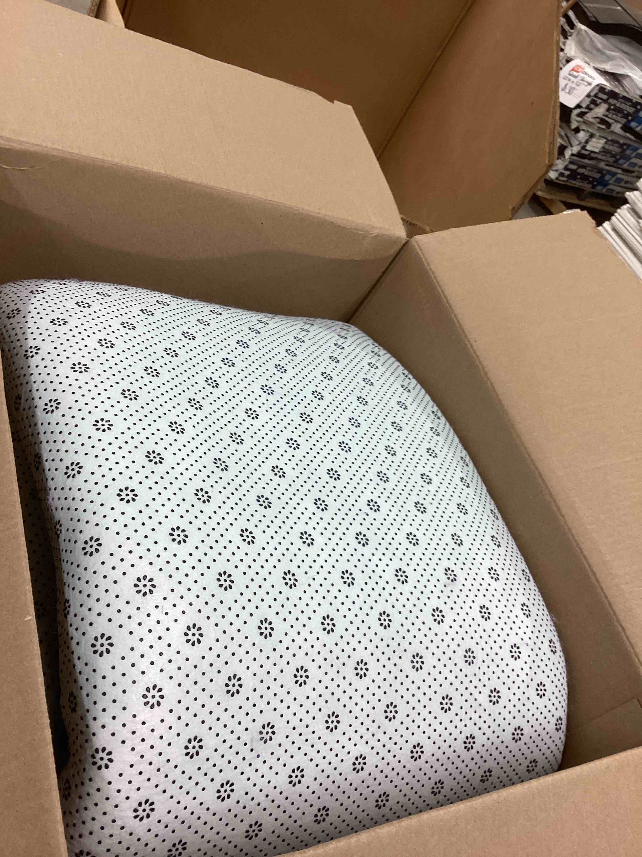 Condition photo showing Good Condition for Unique Loom Solid Shag Collection Area Rug (3' 3" x 5' 3" Rectangle, Lilac)