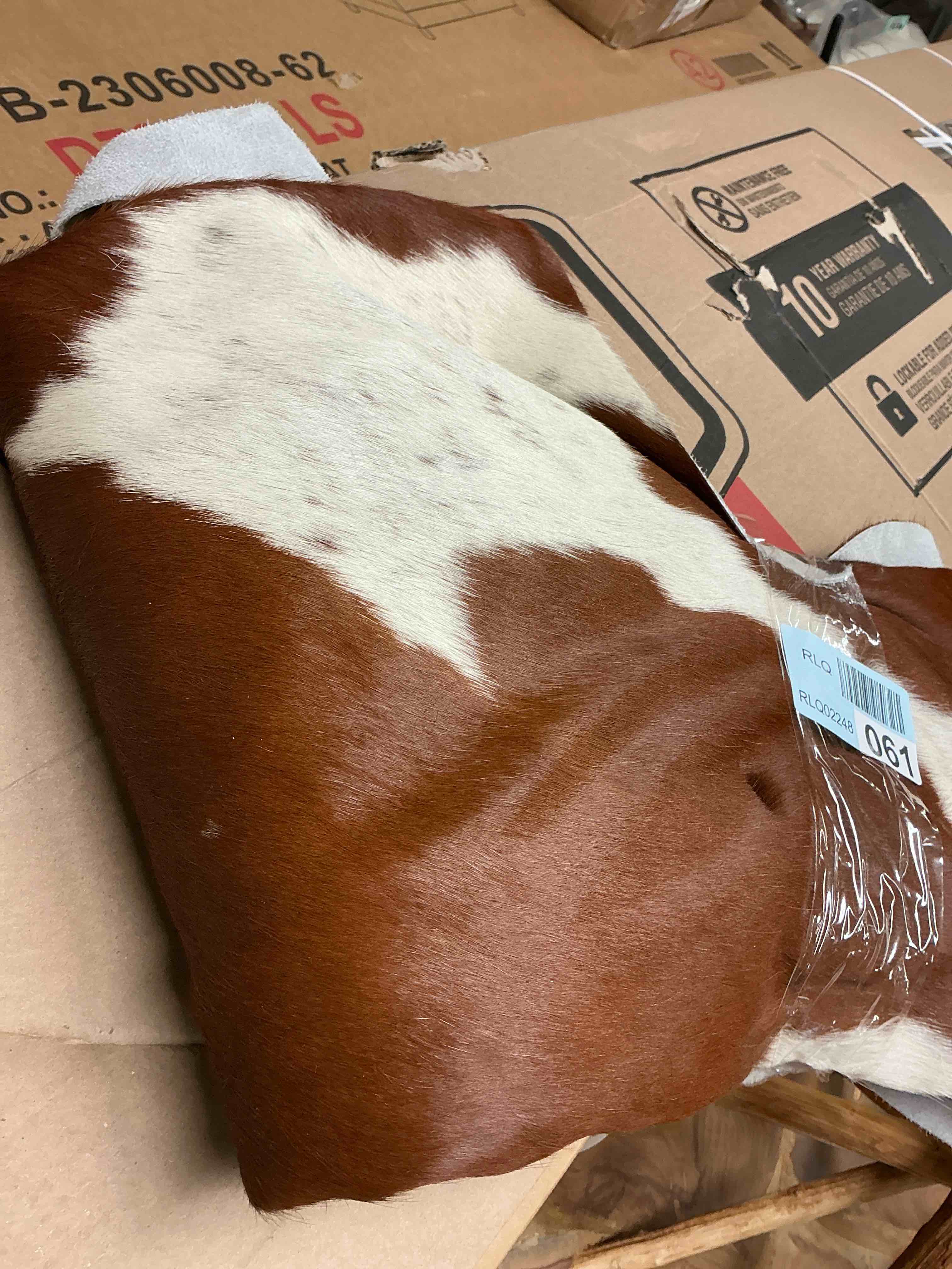 Condition photo showing Good Condition for brown & white cowhide rug