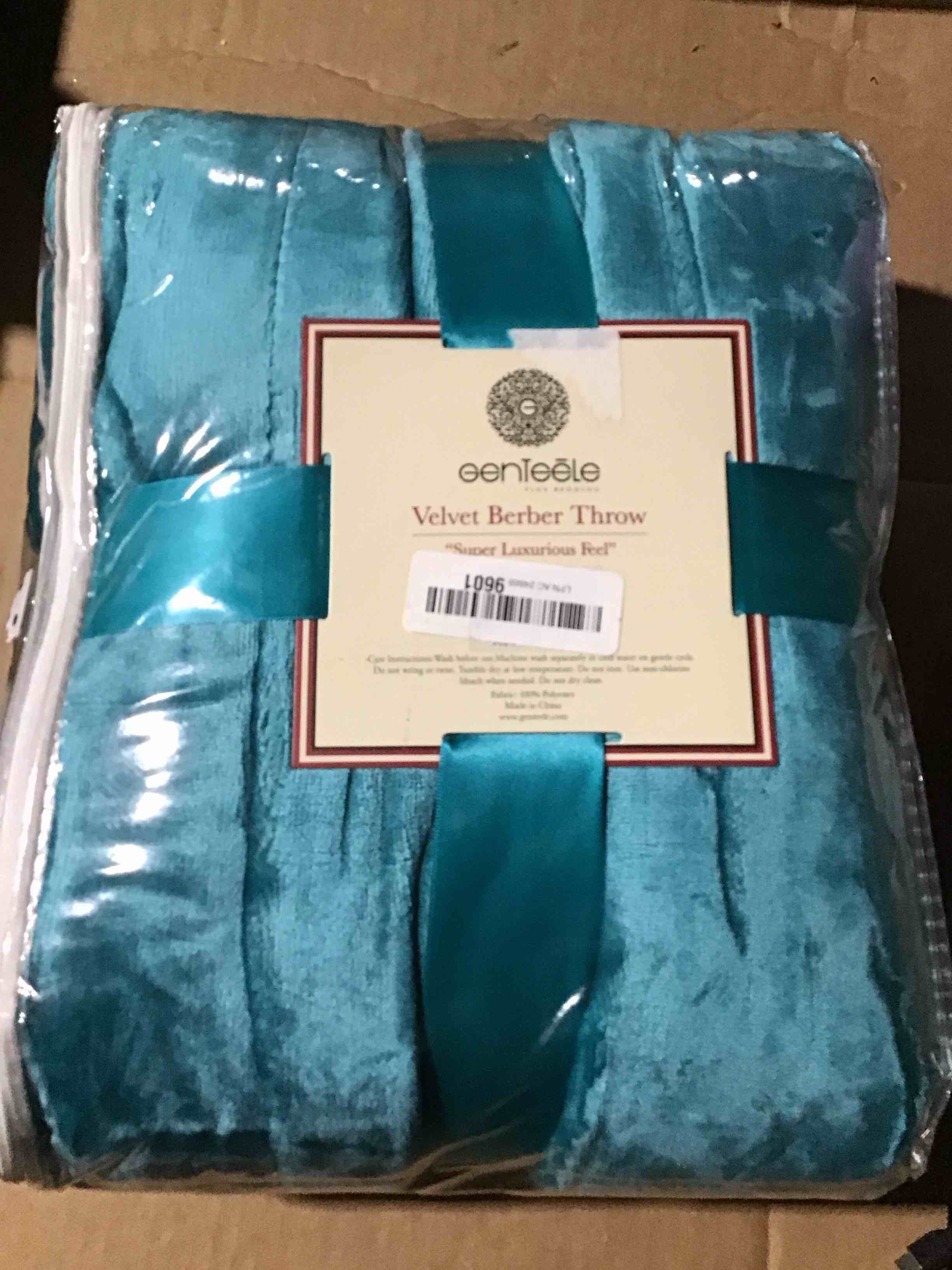 Elegant Comfort Luxury Ultra-Plush Velvet Touch Fleece Throw Soft, Warm, Cozy| Micromink Sherpa-Backing Reversible Blanket for Bed, Sofa and Couch, Solid Turquoise