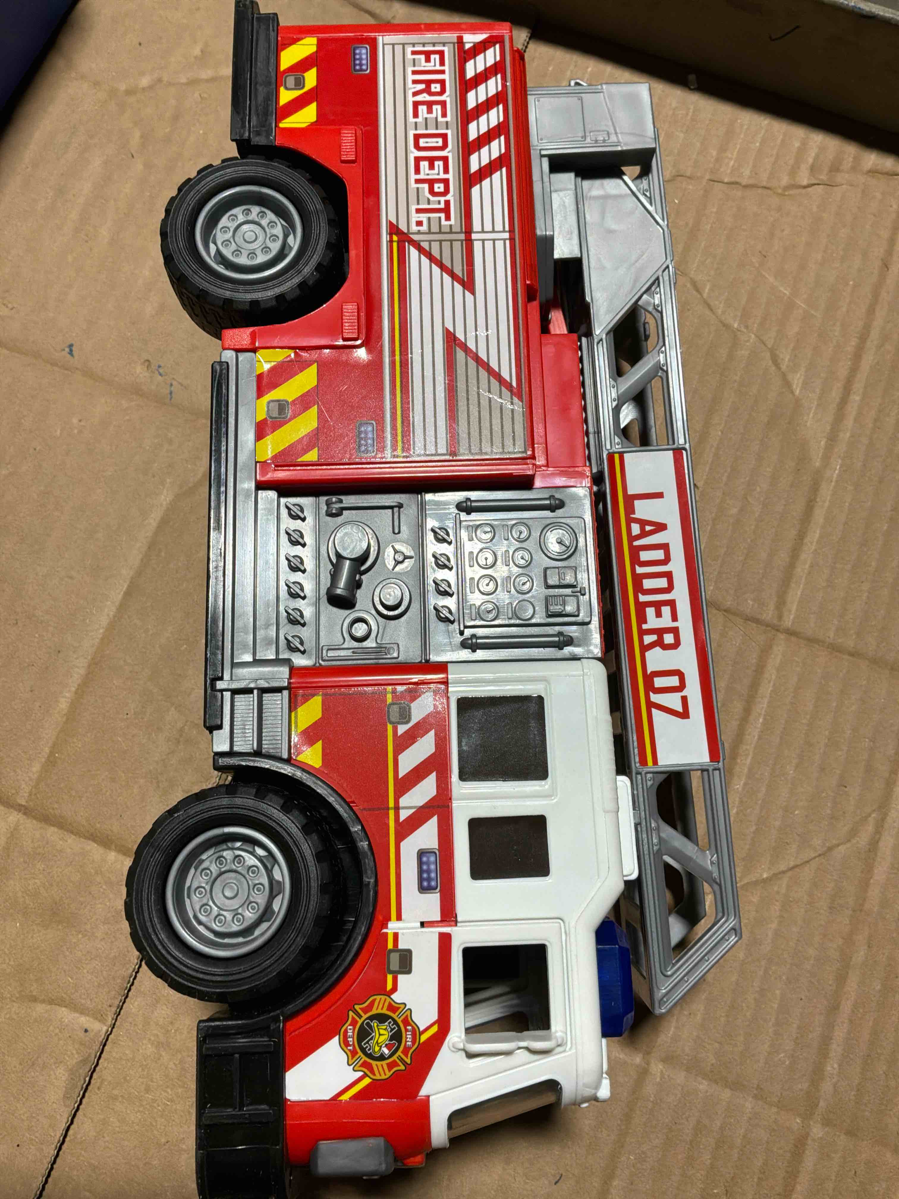 dickie toys: 24" light and sound fire brigade vehicle (with working pump), ladder rotates by 350 degrees, battery powered, for ages 3 and up