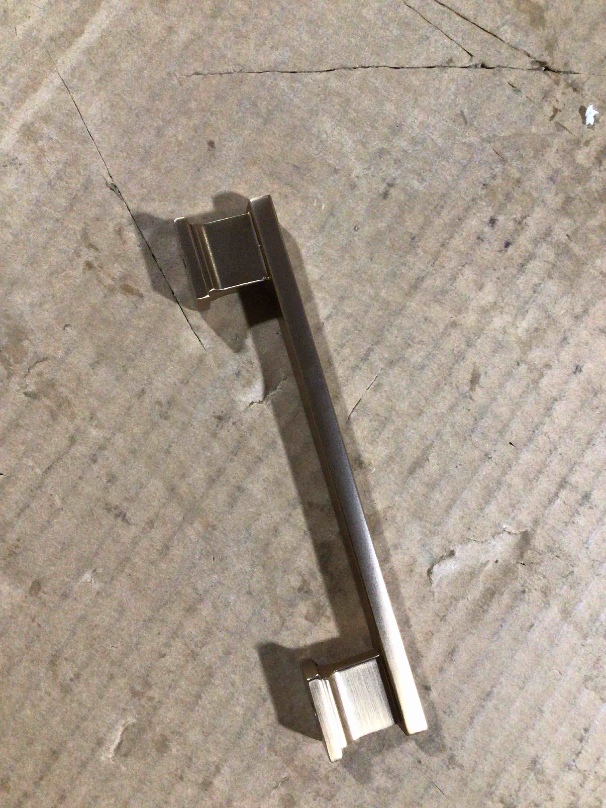 Condition photo showing New/Like New for cabinet handler bronze handler