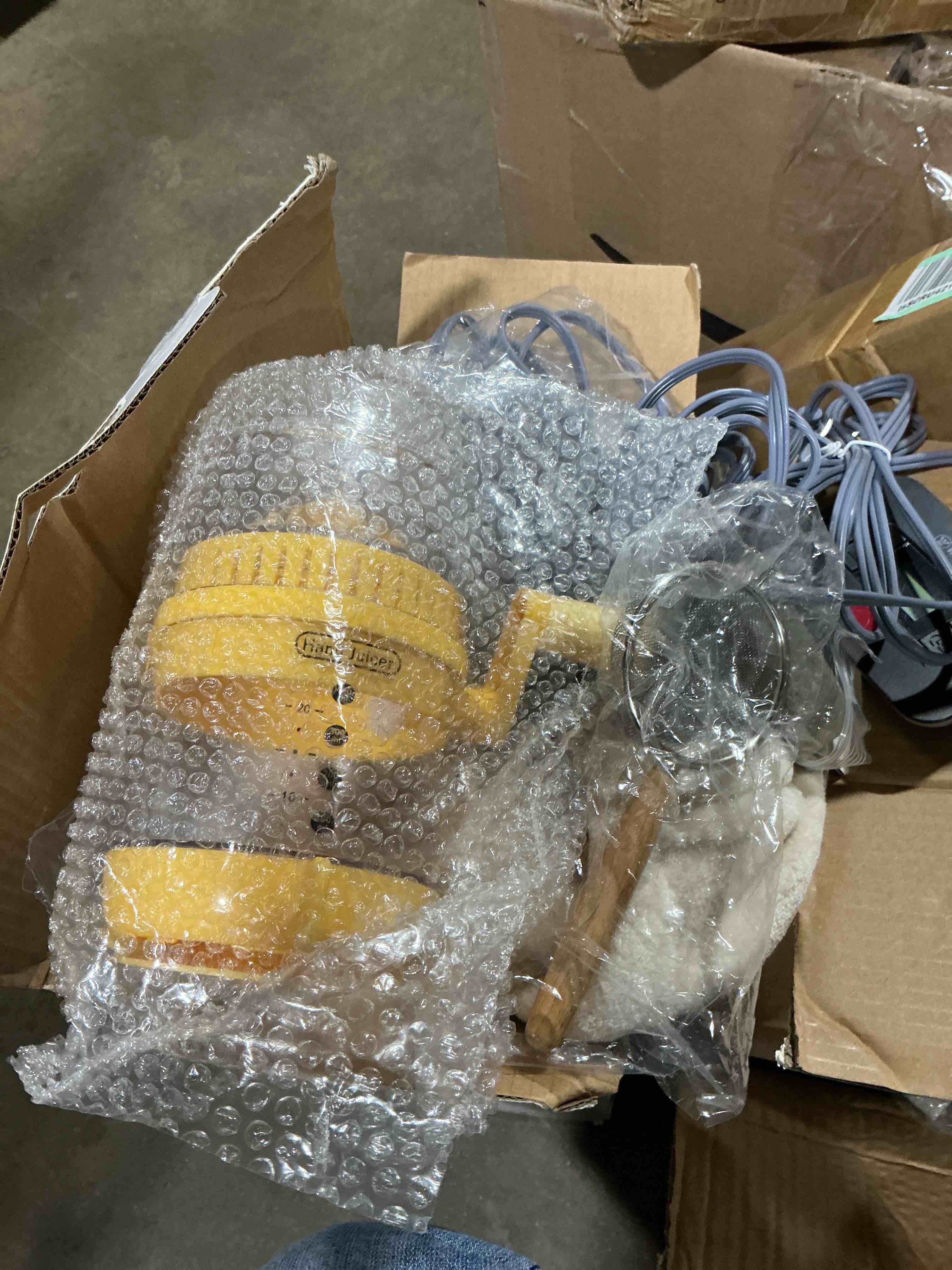 Condition photo showing Good Condition for Electric Citrus Juicer Squeezer, Orange Juicer with Two Interchangeable Cones, Suitable for orange, lemon and Grapefruit, Brushed Stainless Steel, Easy to Clean and Use (Black+Silver)