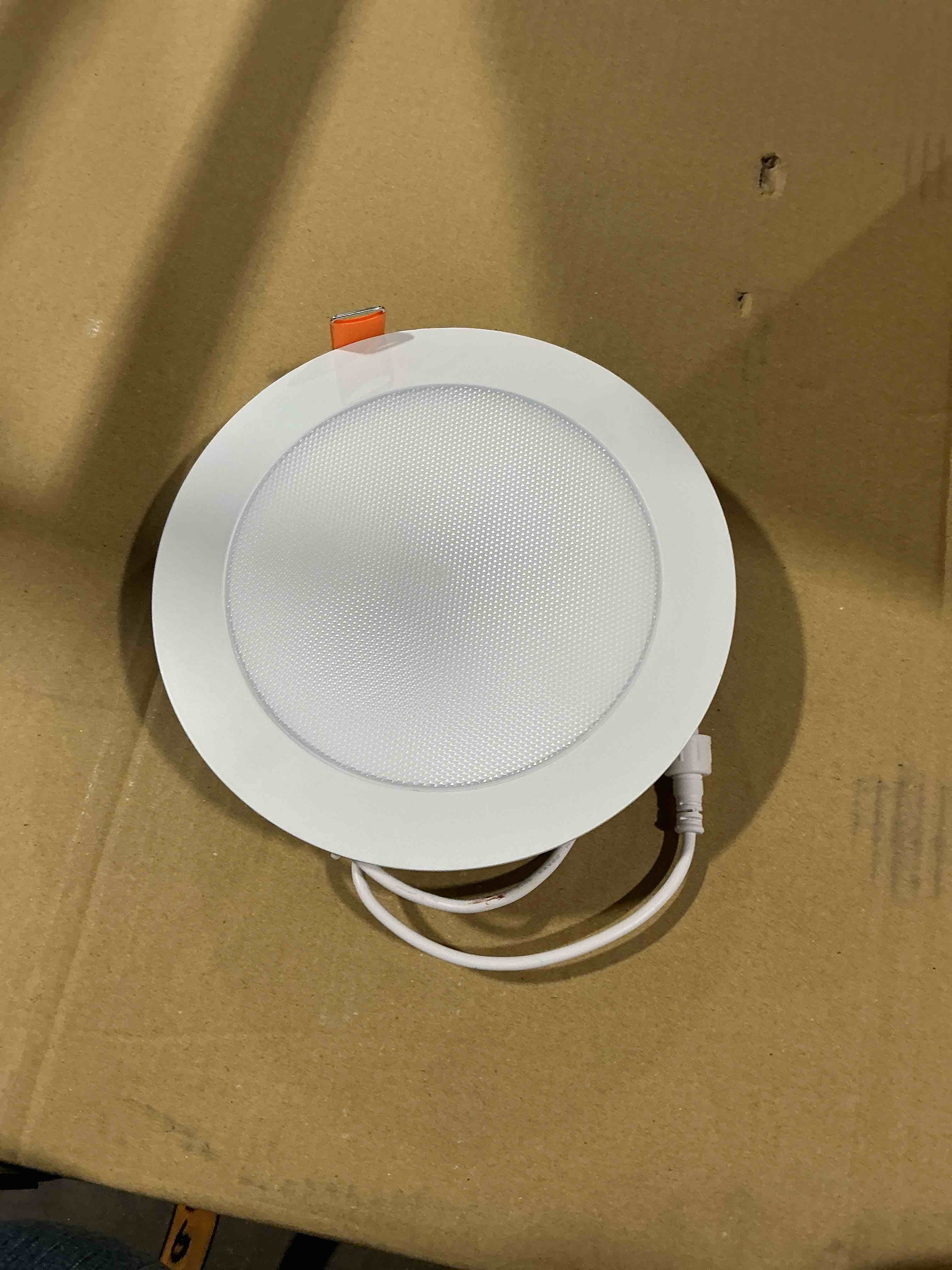 Condition photo showing Good Condition for halo hlb 6 in led recessed lighting canless dimmable wet location selectable lumens and selectable color 27/30/35/40/5000k indoor outdoor soffit ceiling downlight hlb6lsfs5 6 inch 1