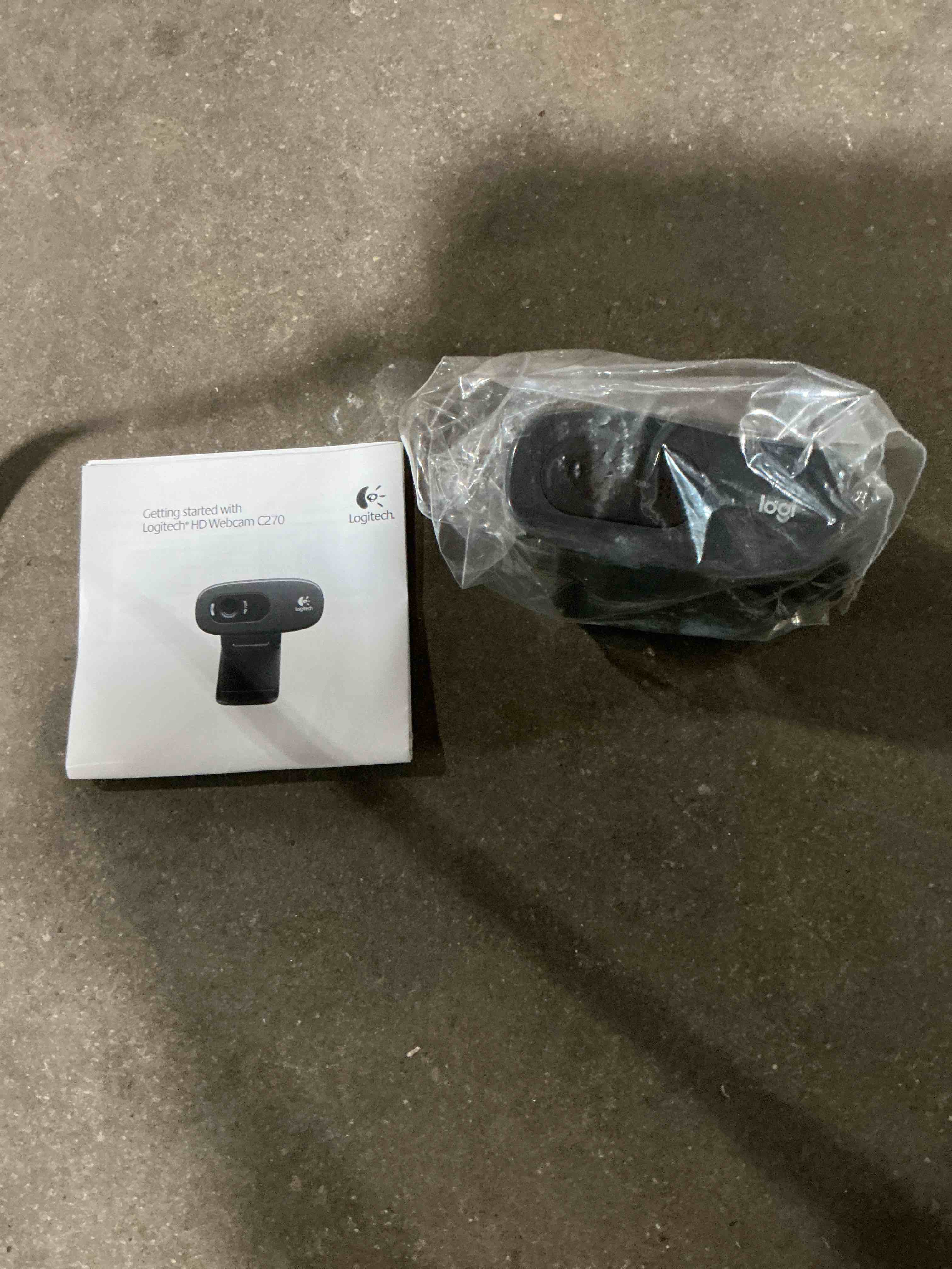 logitech c270 hd webcam, 720p, widescreen hd video calling, light correction, noise-reducing mic, works with zoom, nintendo switch 2’s new gamechat mode, pc/mac/laptop/macbook/tablet - black