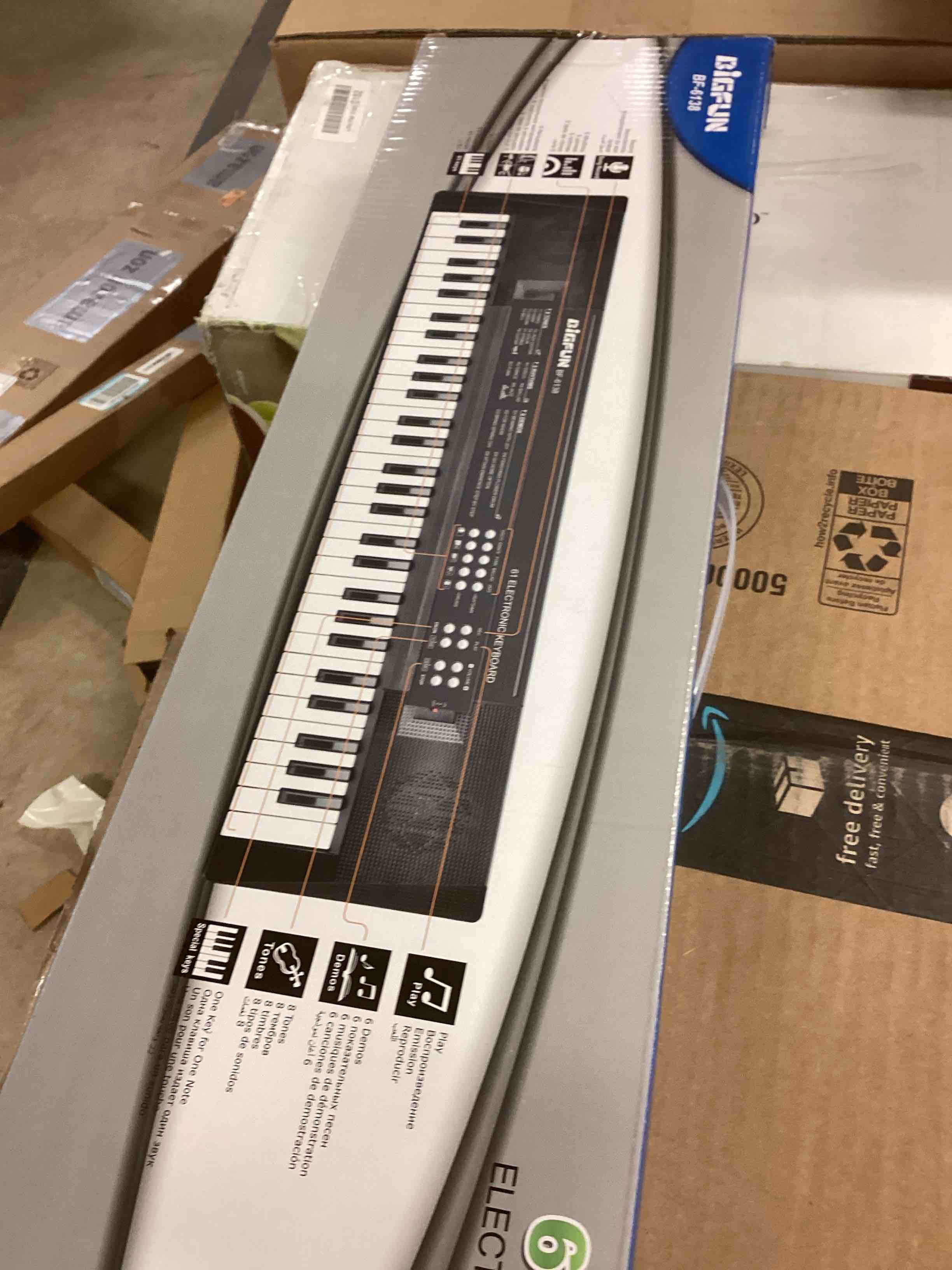 Condition photo showing New/Like New for M SANMERSEN Kids Music Keyboard, 61-Key Portable Electronic Piano Toy with Microphone, Teaching Tool for Beginners, Ages 3-12, Black 24.4*6.3*1.8 inch