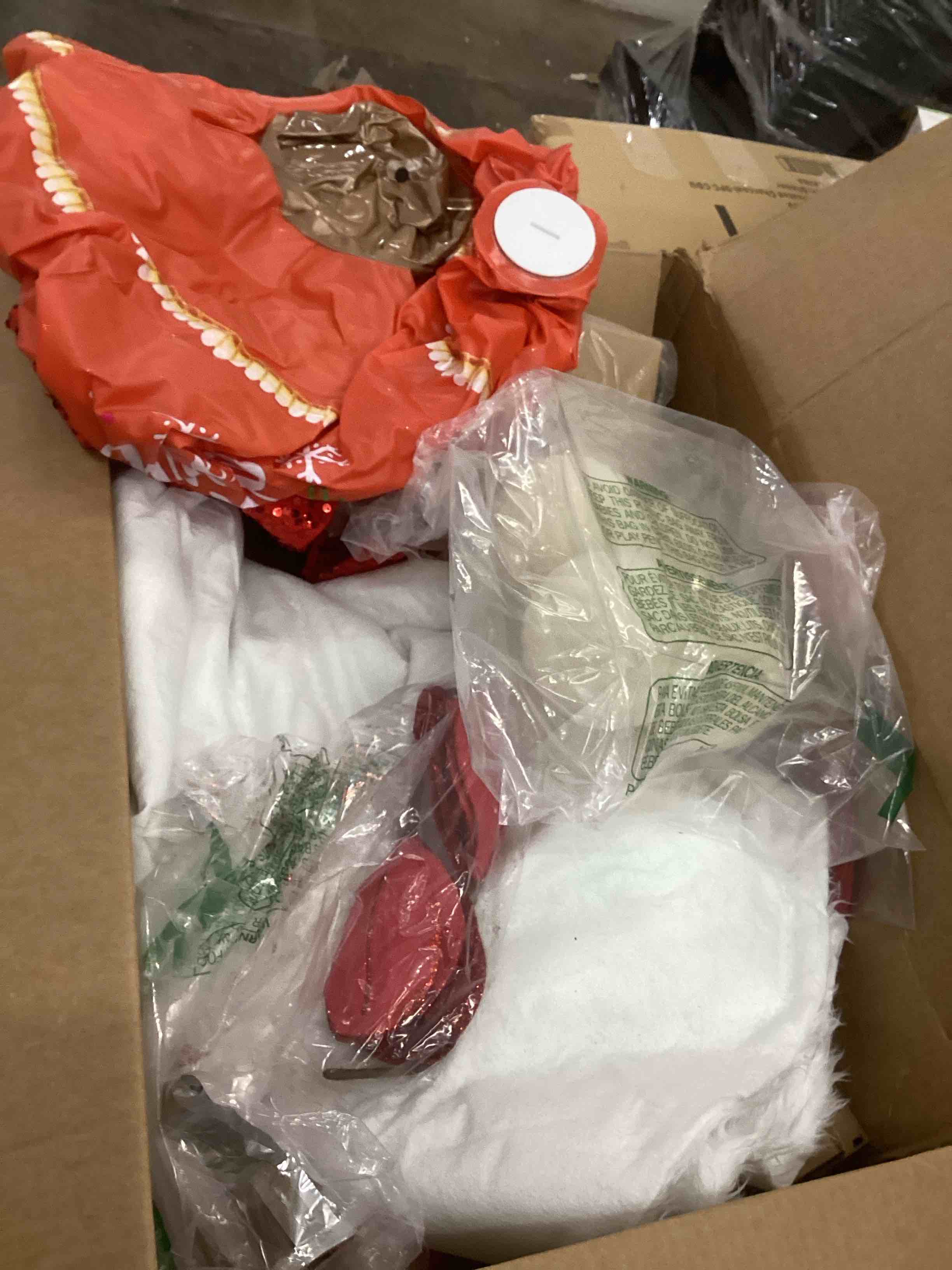 Condition photo showing Good Condition for assorted Christmas items 