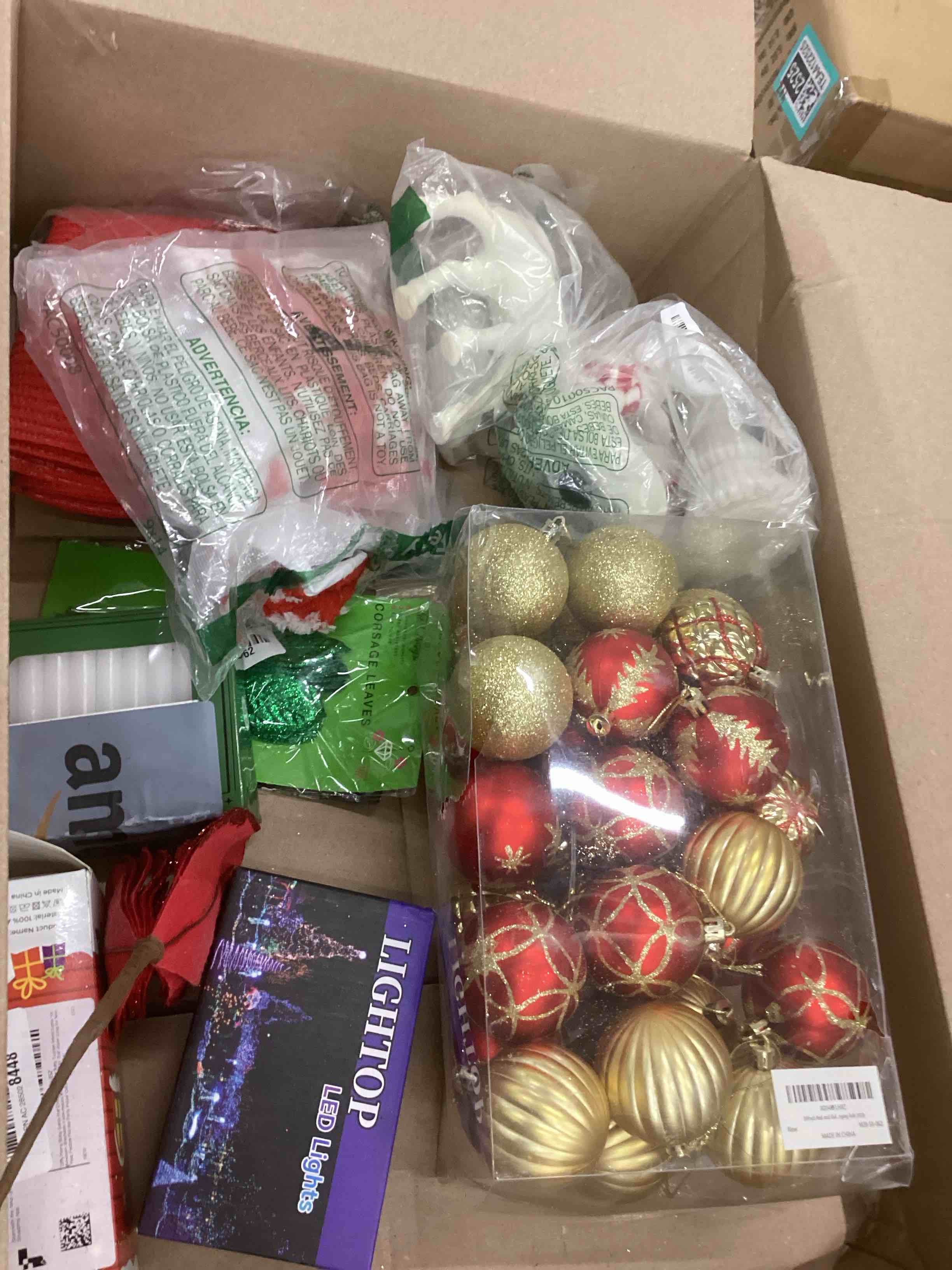 Condition photo showing Good Condition for assorted Christmas items 