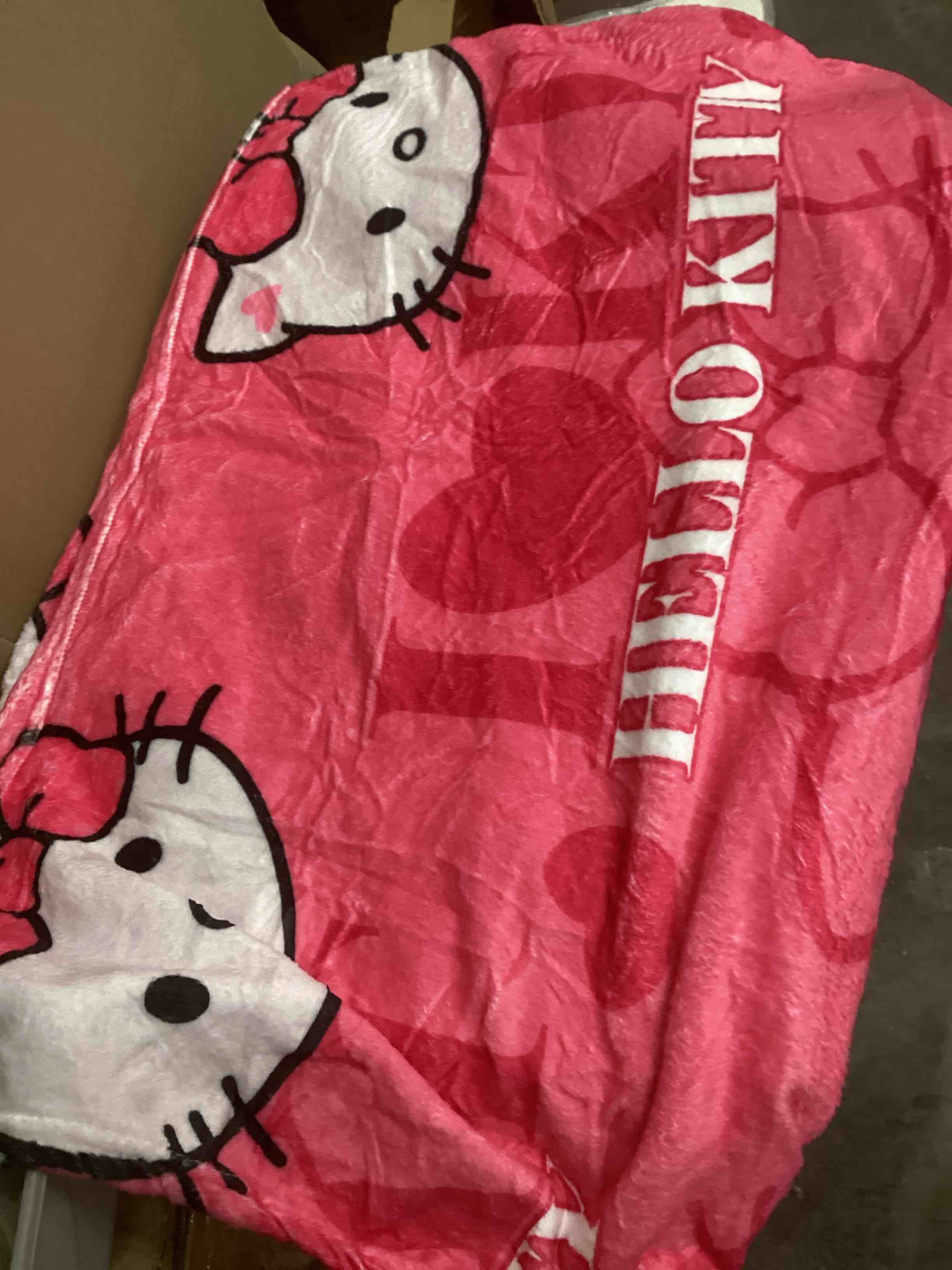Condition photo showing New/Like New for hello kitty throw blanket