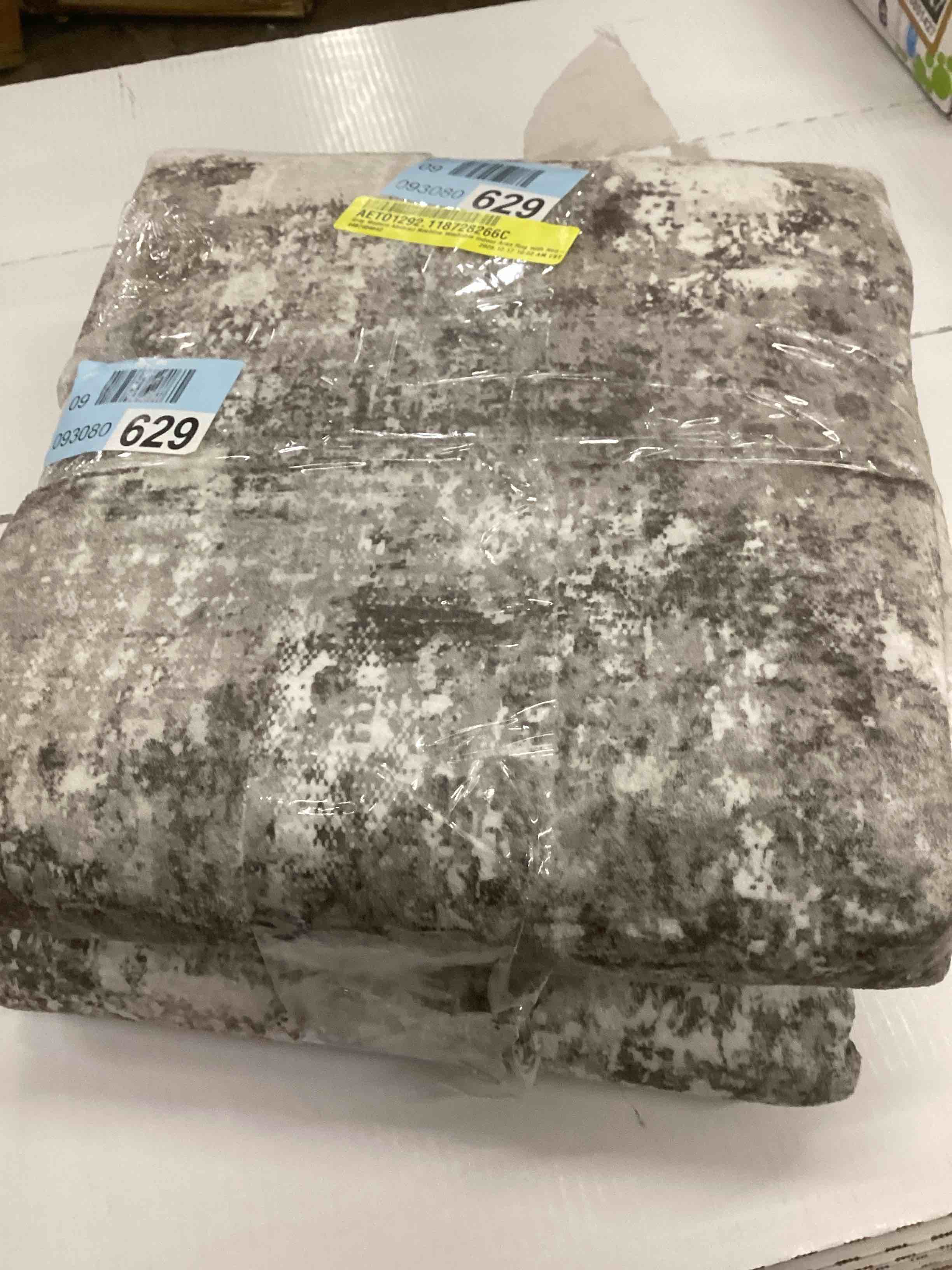 Condition photo showing Good Condition for Gray Modern Abstract Machine Washable Indoor Area Rug 