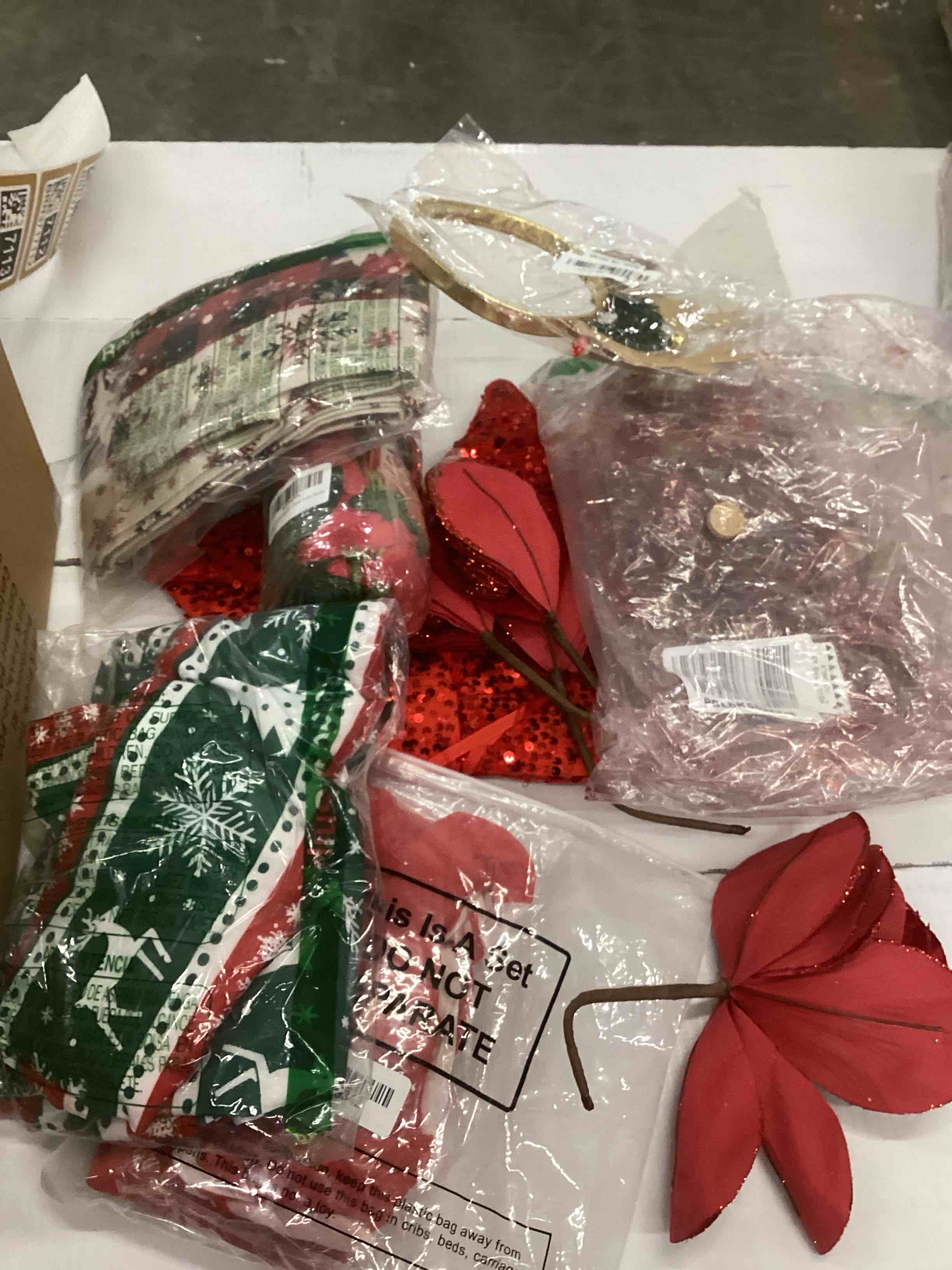 Condition photo showing Good Condition for assorted Christmas items 