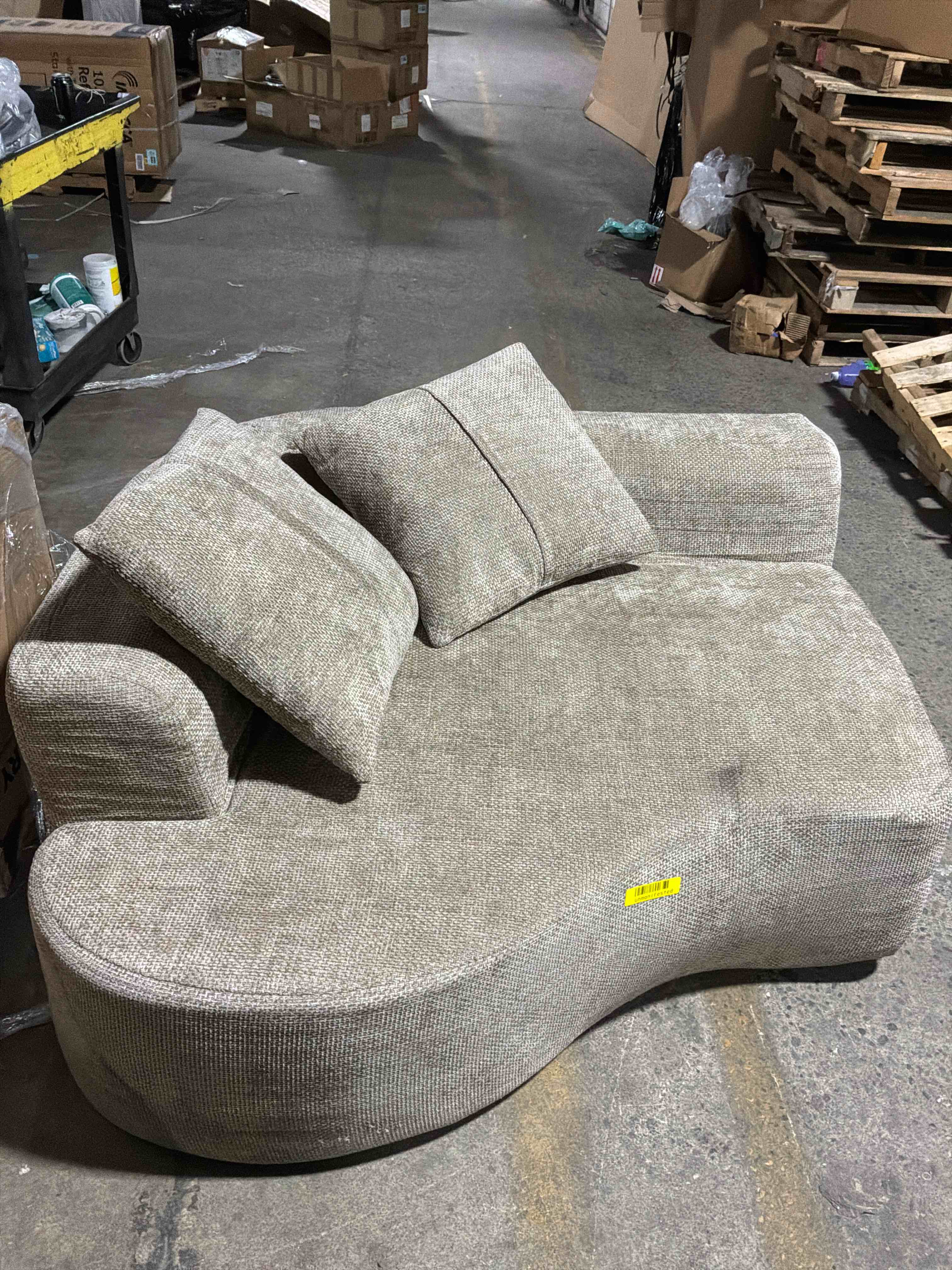 Condition photo showing Good Condition for L Shaped Single Sofa, Modern Comfy Chenille Fabric Loveseat Couch, No Assembly Required Small Couch with Deep Seat, 2 Pillows for Living Room, Apartment, Bedroom