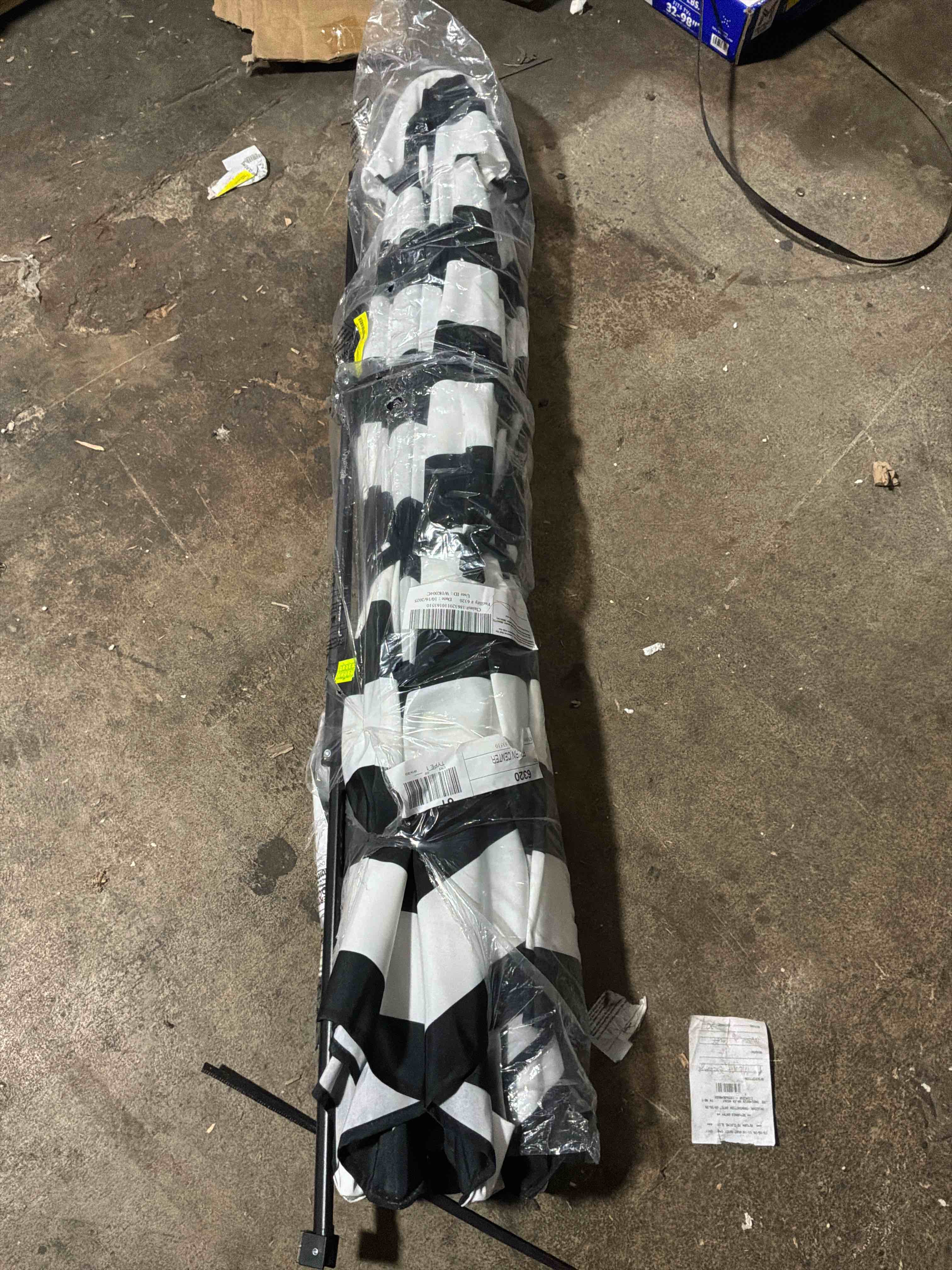 Condition photo showing Good Condition for above 9' patio market umbrella oneclick gen2 with push button tilt
