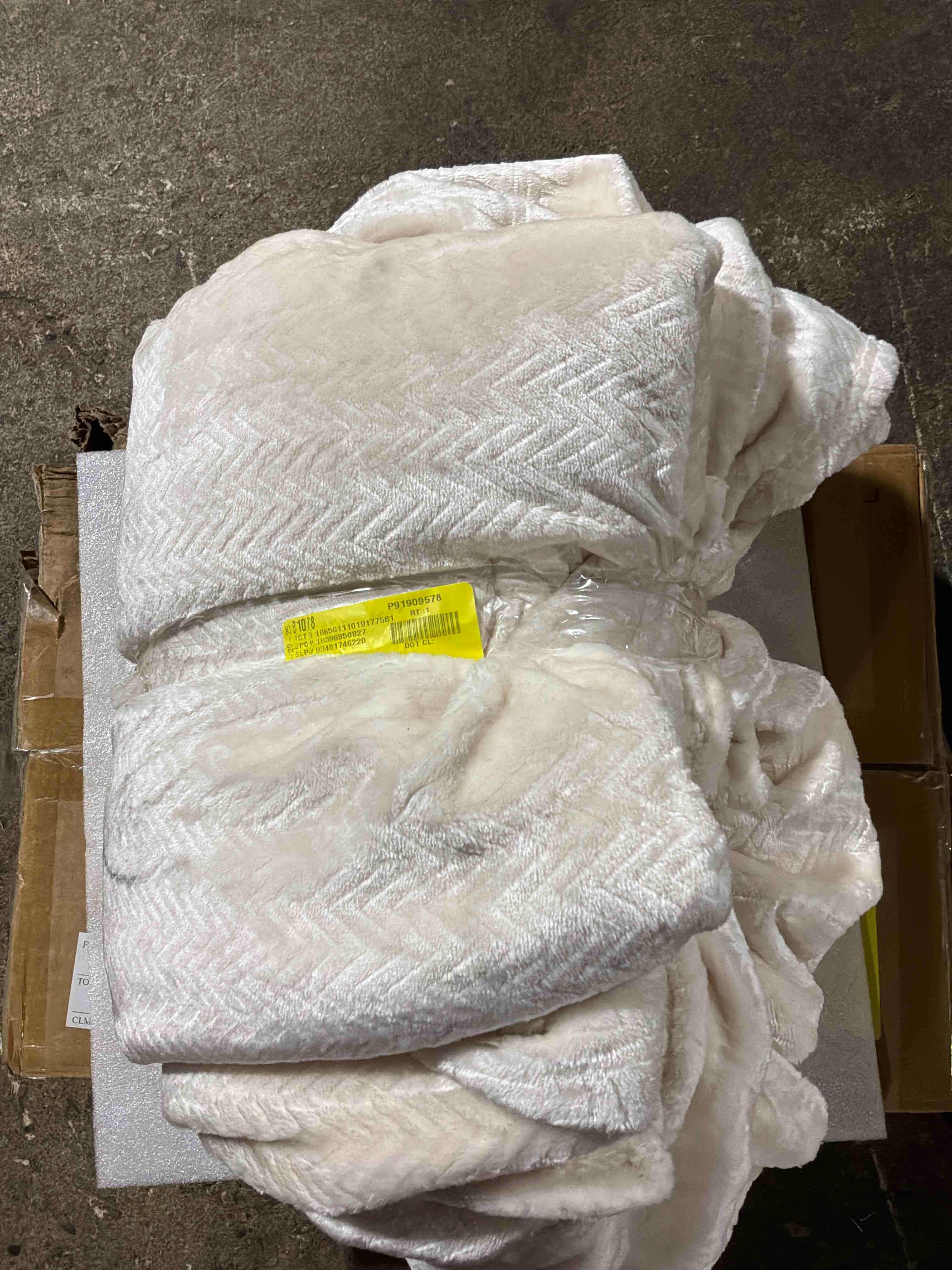 Condition photo showing Good Condition for member's mark cloud touch oversized blanket, vanilla dream, ultra soft plush