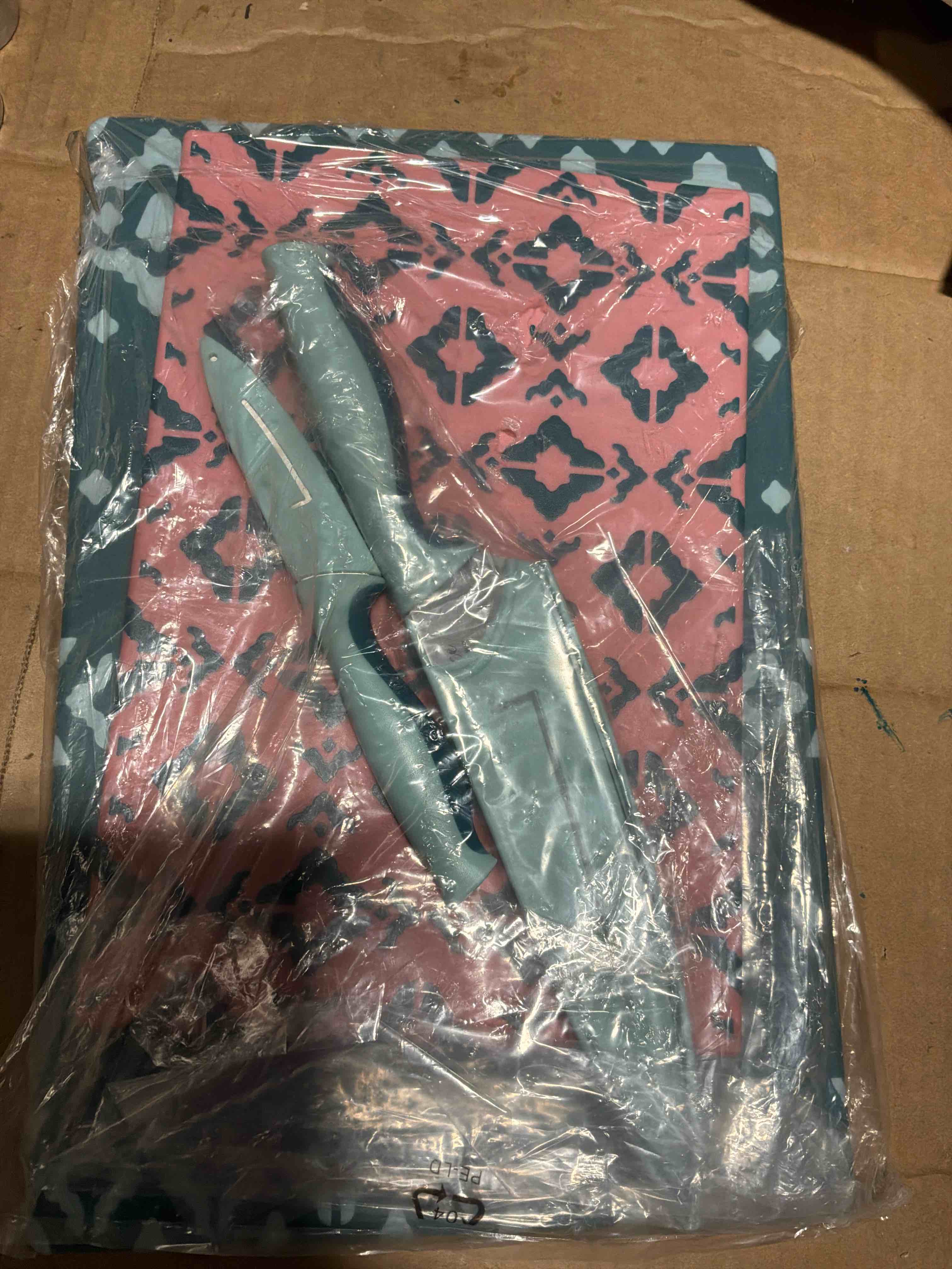 Condition photo showing New/Like New for Spice by Tia Mowry Savory Saffron 10 Piece Cutting Board and Cutlery Set, incomplete 