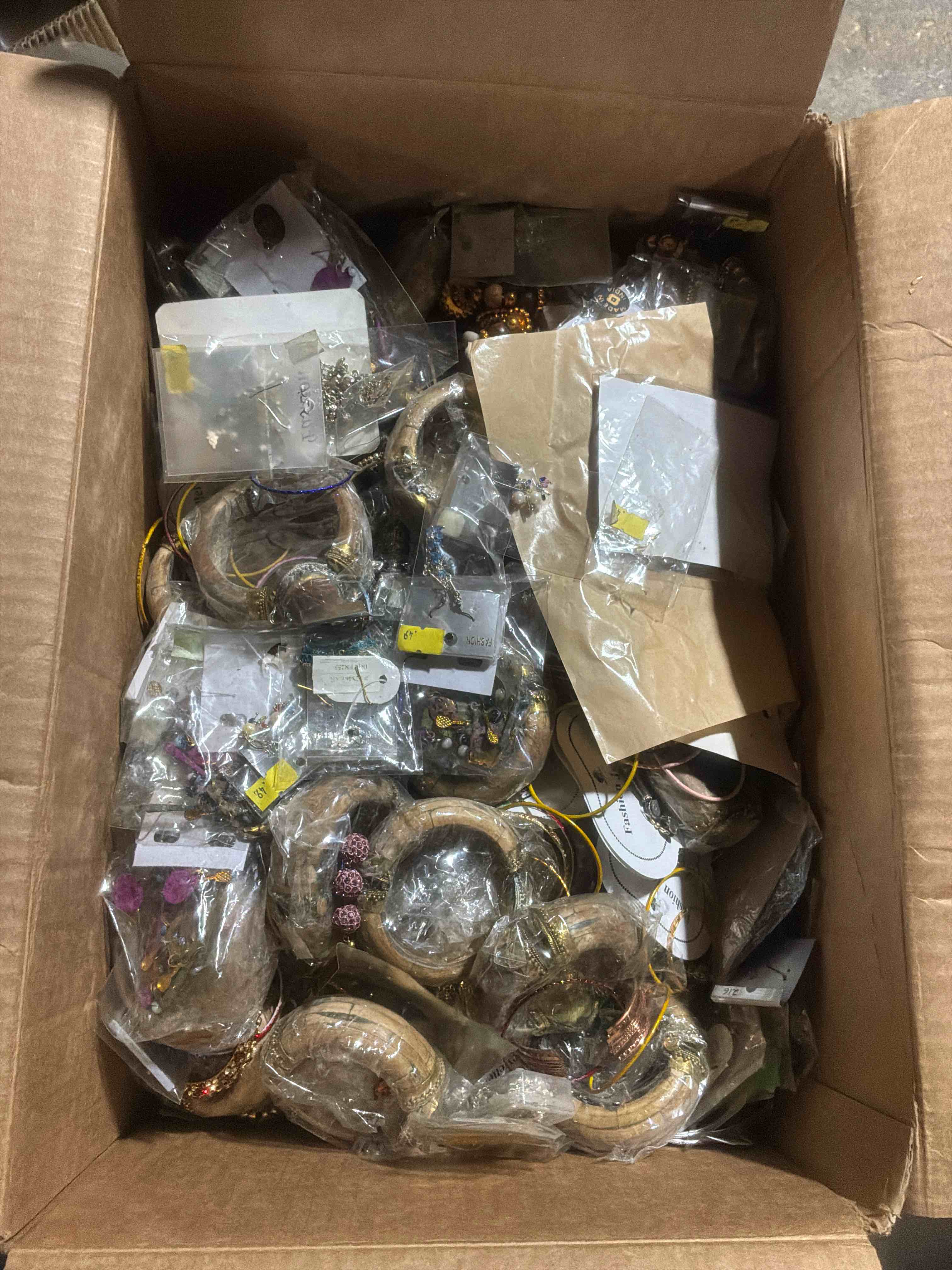 Condition photo showing Good Condition for box lot of miscellaneous items 