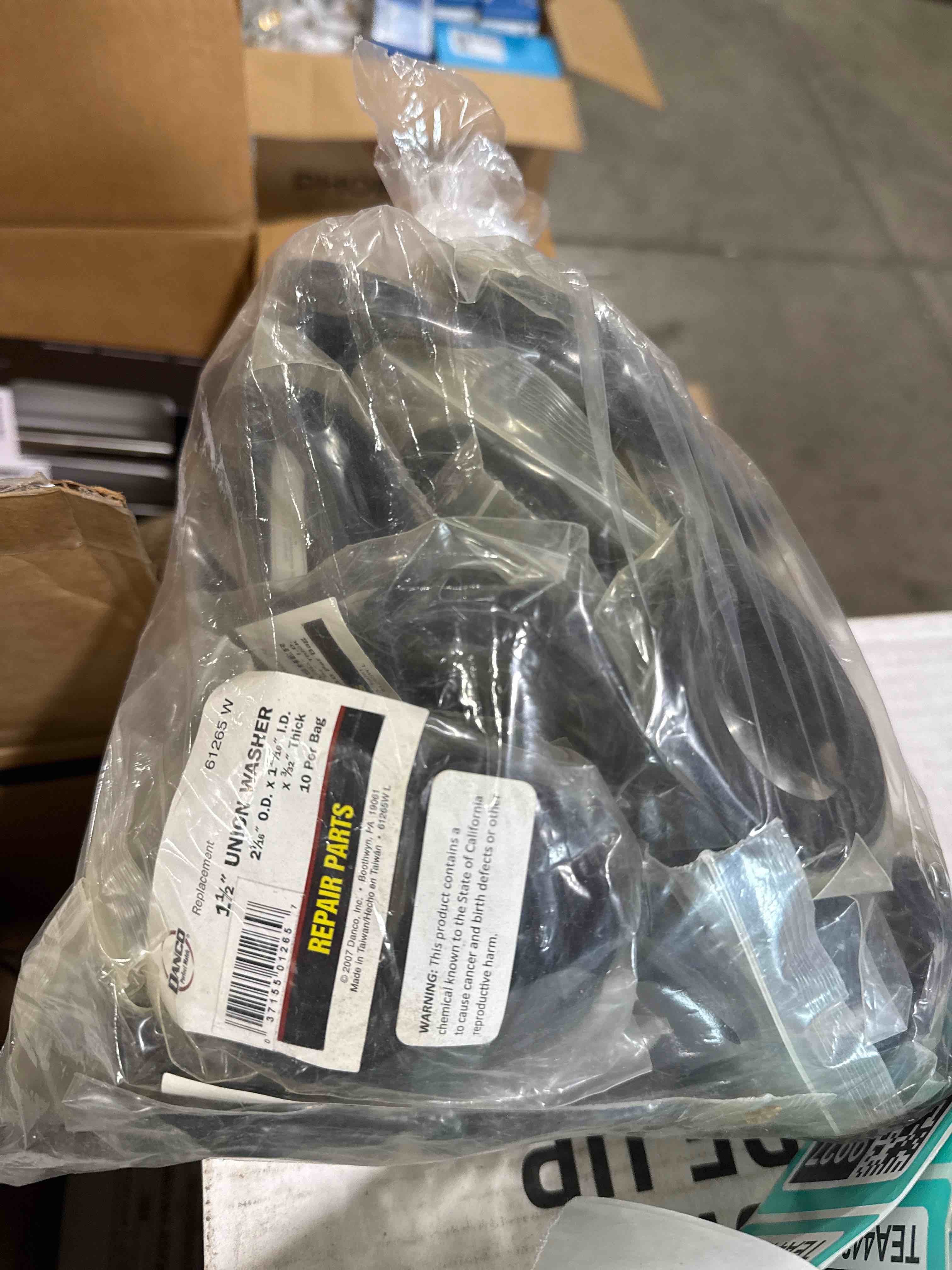 Condition photo showing New/Like New for lot of 25 danco 61265w 1-1/2" union washers, repair parts