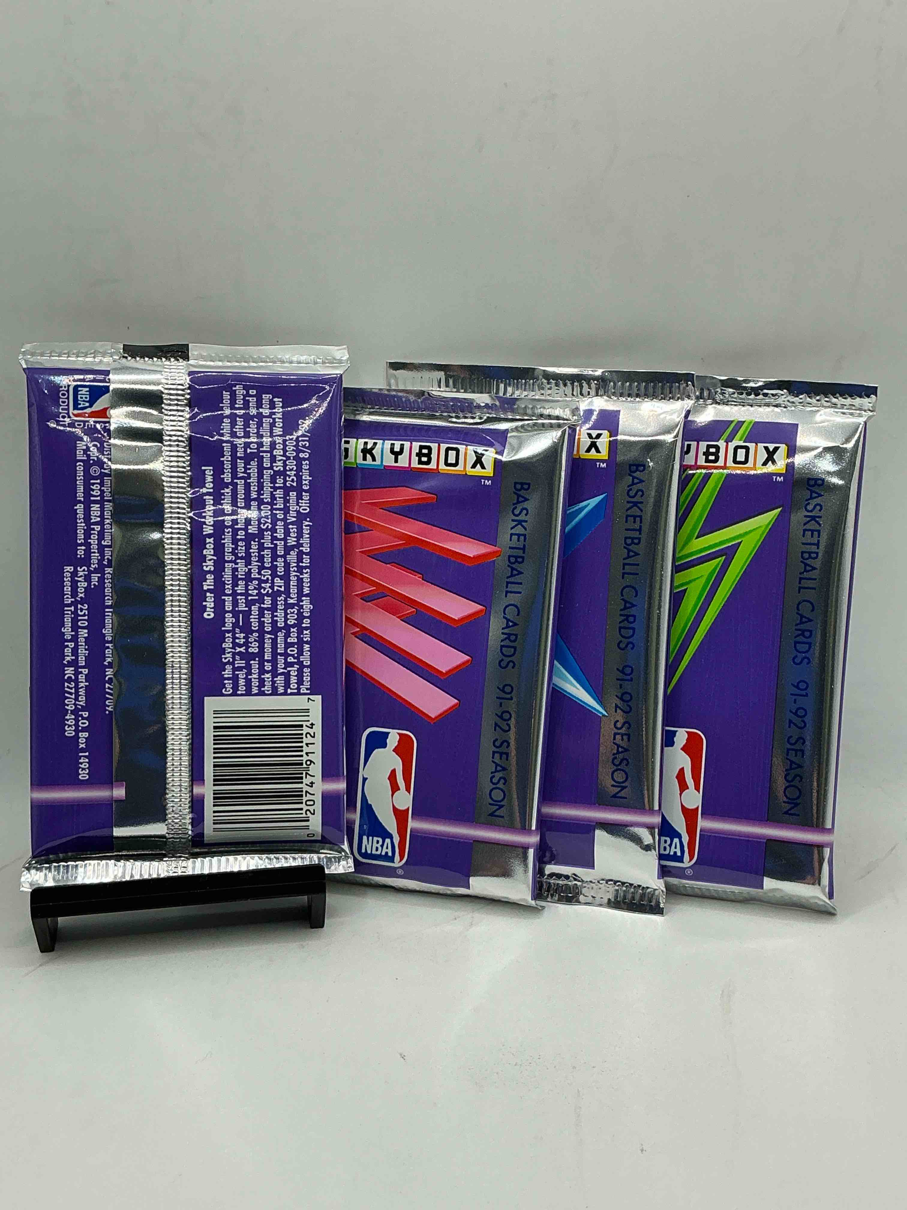 Condition photo showing New/Like New for basketball wow! rare 1991/92 nba skybox sealed card pack, direct from original sealed retail case! so many awesome cards to search for like team usa card (psa 10 value $500), #544 team usa 1 card (psa 10 value $300), michael jordon #39 (psa 10 value $150) & too many other great cards to list! hard to find, excellent like-new condition!