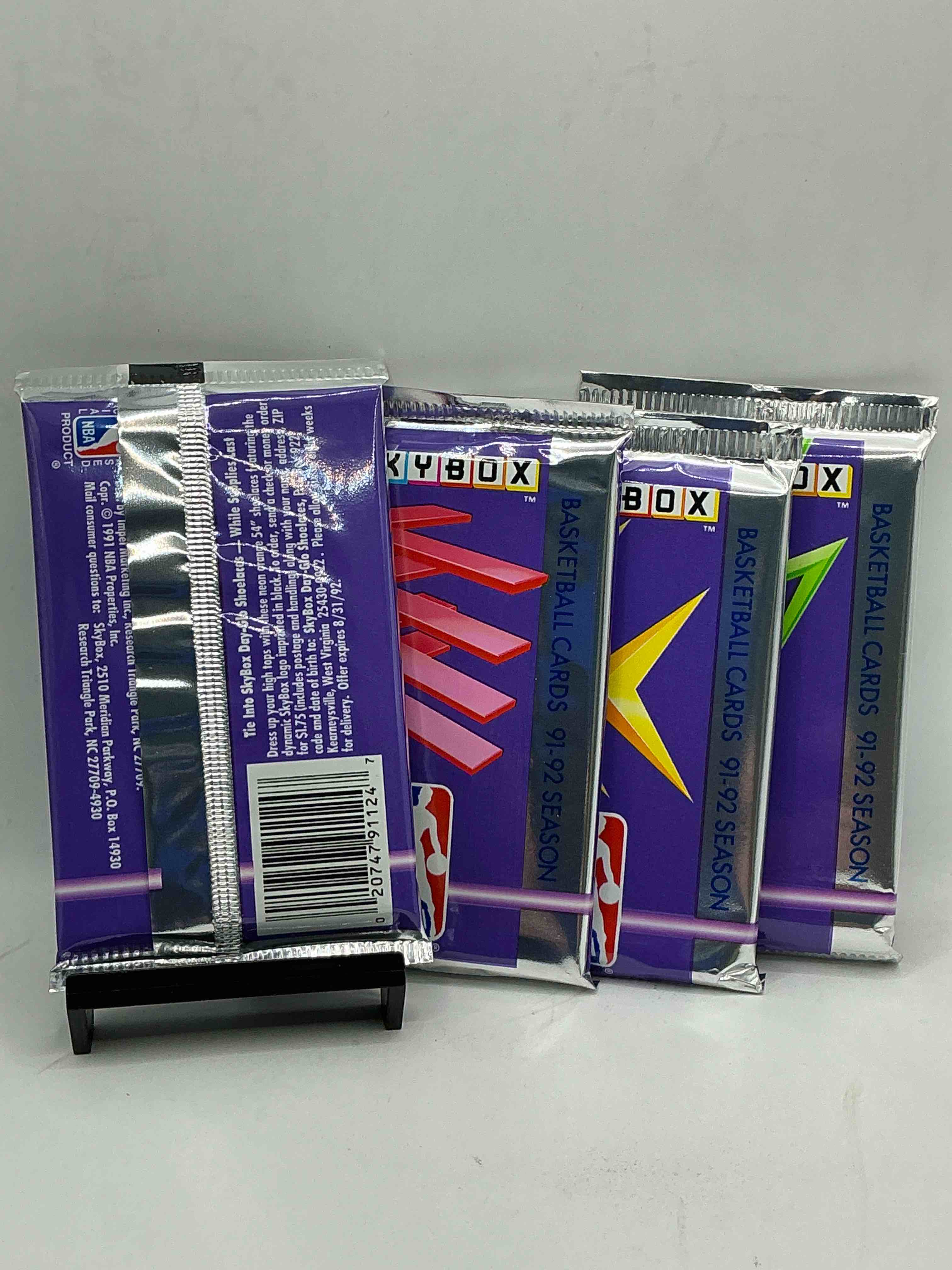 Condition photo showing New/Like New for basketball wow! rare 1991/92 nba skybox sealed card pack, direct from original sealed retail case! so many awesome cards to search for like team usa card (psa 10 value $500), #544 team usa 1 card (psa 10 value $300), michael jordon #39 (psa 10 value $150) & too many other great cards to list! hard to find, excellent like-new condition!