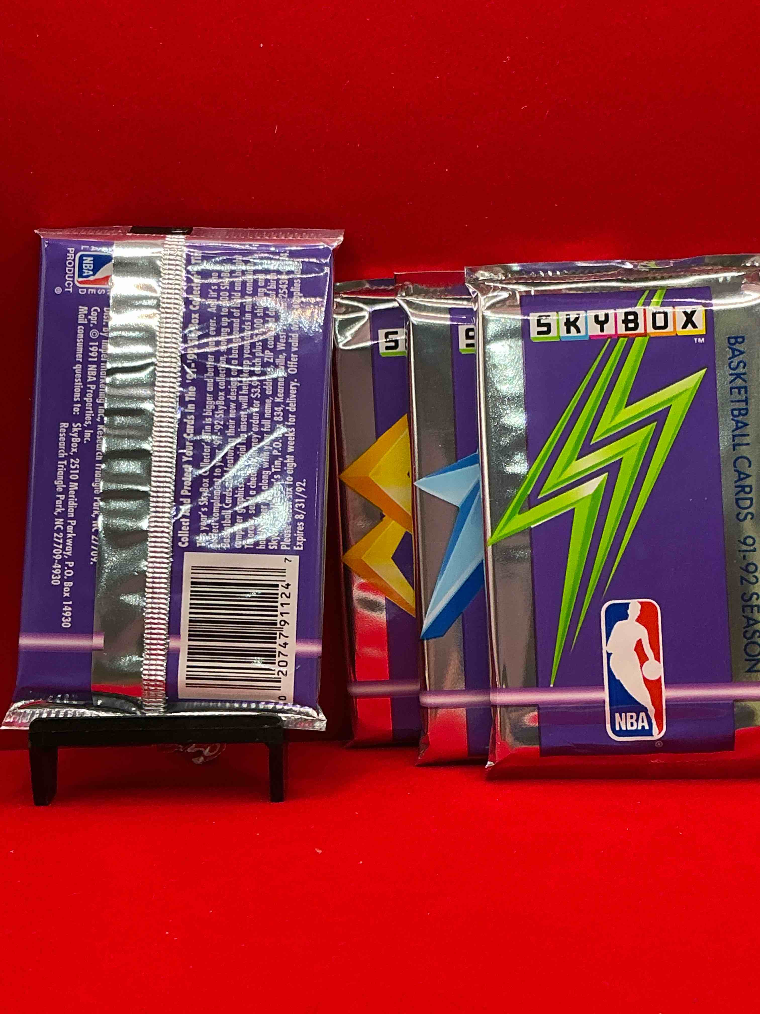 Condition photo showing New/Like New for basketball wow! rare 1991/92 nba skybox sealed card pack, direct from original sealed retail case! so many awesome cards to search for like team usa card (psa 10 value $500), #544 team usa 1 card (psa 10 value $300), michael jordon #39 (psa 10 value $150) & too many other great cards to list! hard to find, excellent like-new condition!