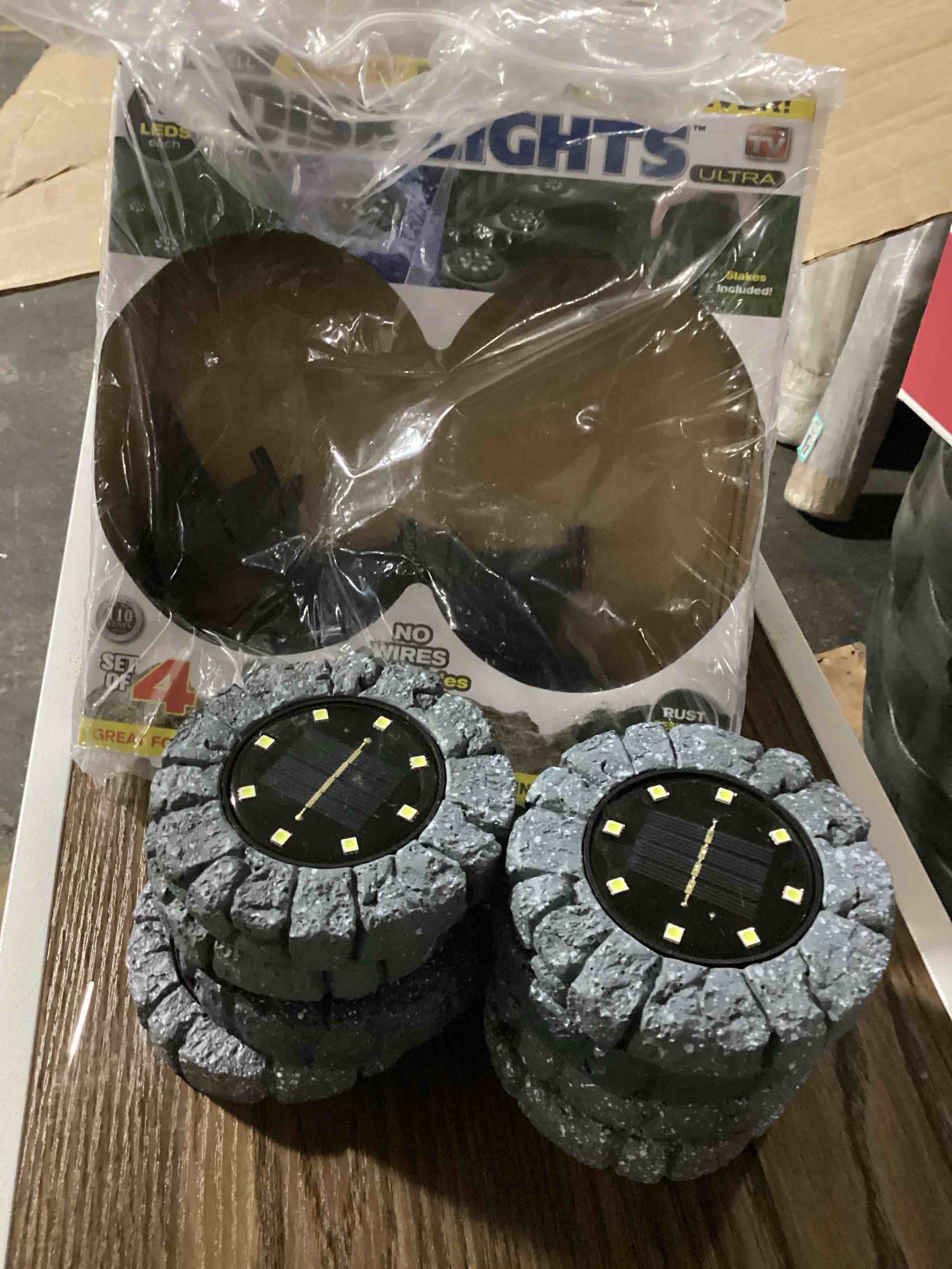 Condition photo showing Good Condition for 2554 solar powered disk lights  8 led  stone
