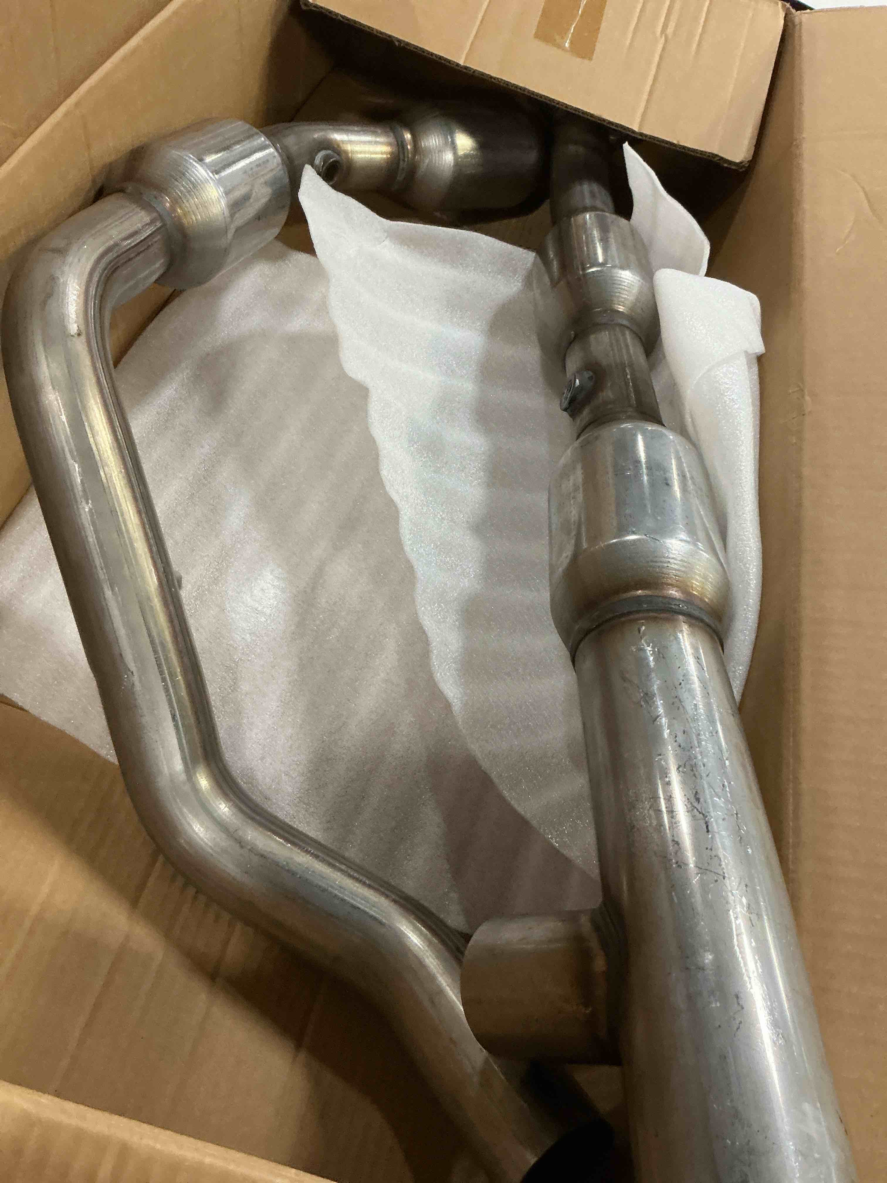 Condition photo showing As Is for catalytic converter kit compatible with f-150 1999-2003 5.4l, f-250 f250 1999 5.4l (dual conv. system)4wd, transmission code 4r70w, reference oe: 30476 30477 645467 epa compliant