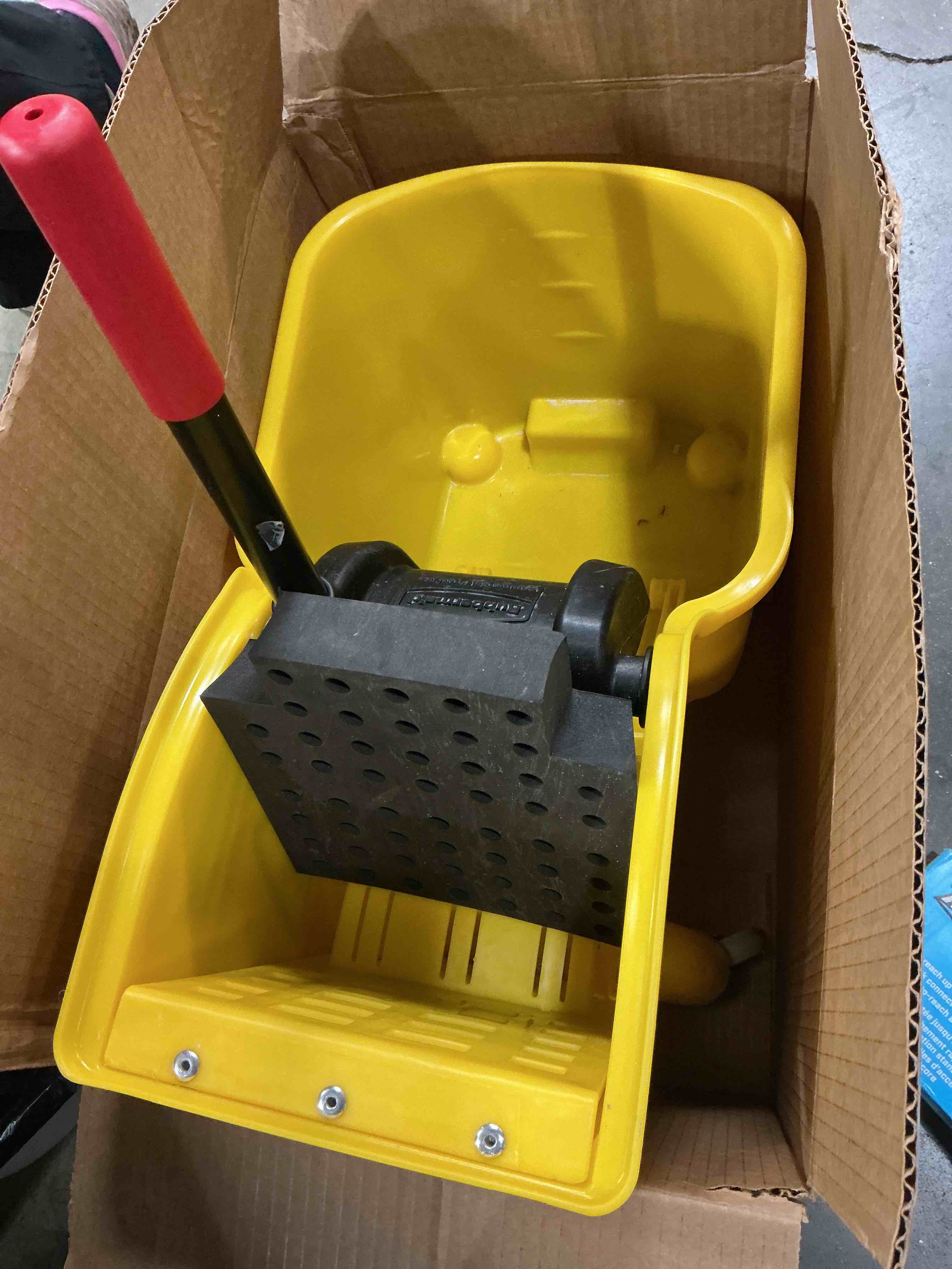 rubbermaid commercial products 31 qt tandem mop bucket and wringer combo on wheels, yellow, for floor cleaning/wet mopping