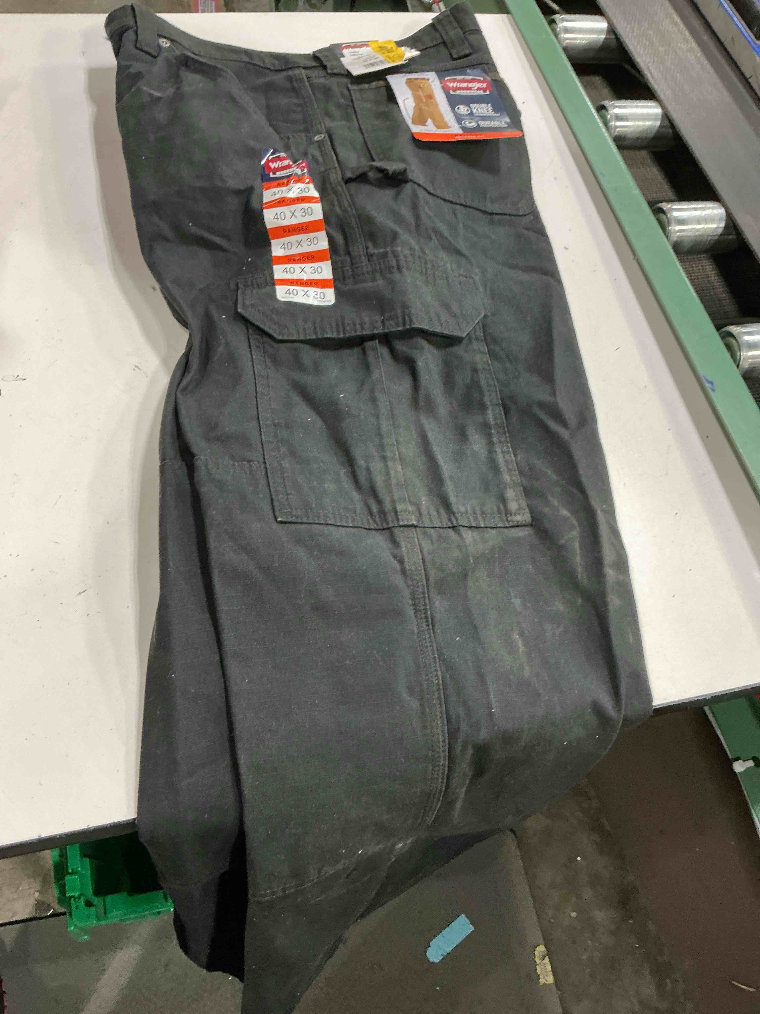 Condition photo showing As Is for wrangler cargo pants 40x30