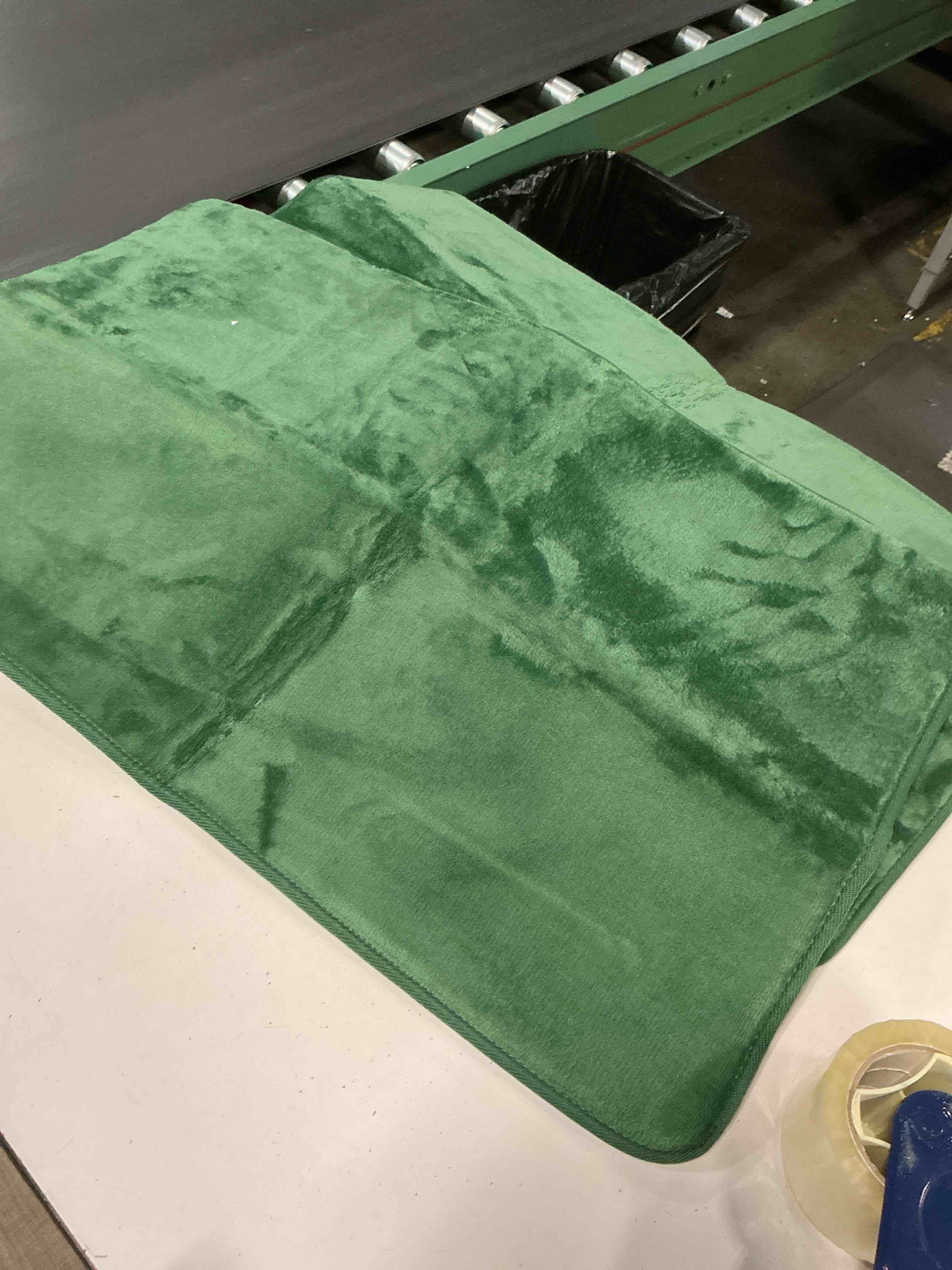Condition photo showing Good Condition for Clara Clark Bathroom Rugs, Ultra Soft Plush Bath Mat for Bathroom, Non-Slip, Velvet Memory Foam Set of 2 Bath Rugs, 20 x 32, Solid Hunter Green 20 x 32 Solid Hunter Green