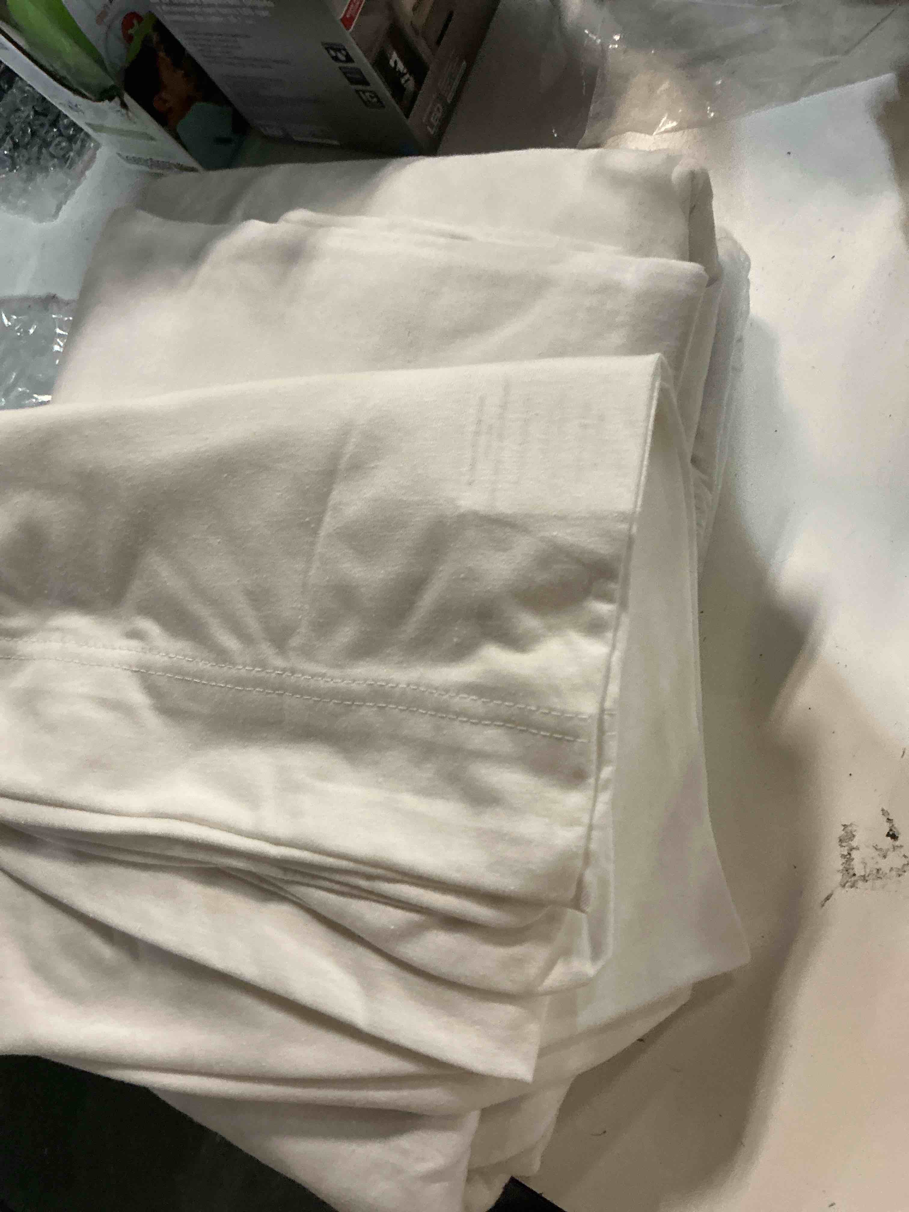 Condition photo showing Good Condition for (unknown size) size 4 piece sheet set - comfy breathable & cooling bed sheets set - hotel luxury bedding for women, men, kids & teens - deep pockets, easy secure fit, soft and wrinkle free - oeko-tex - white