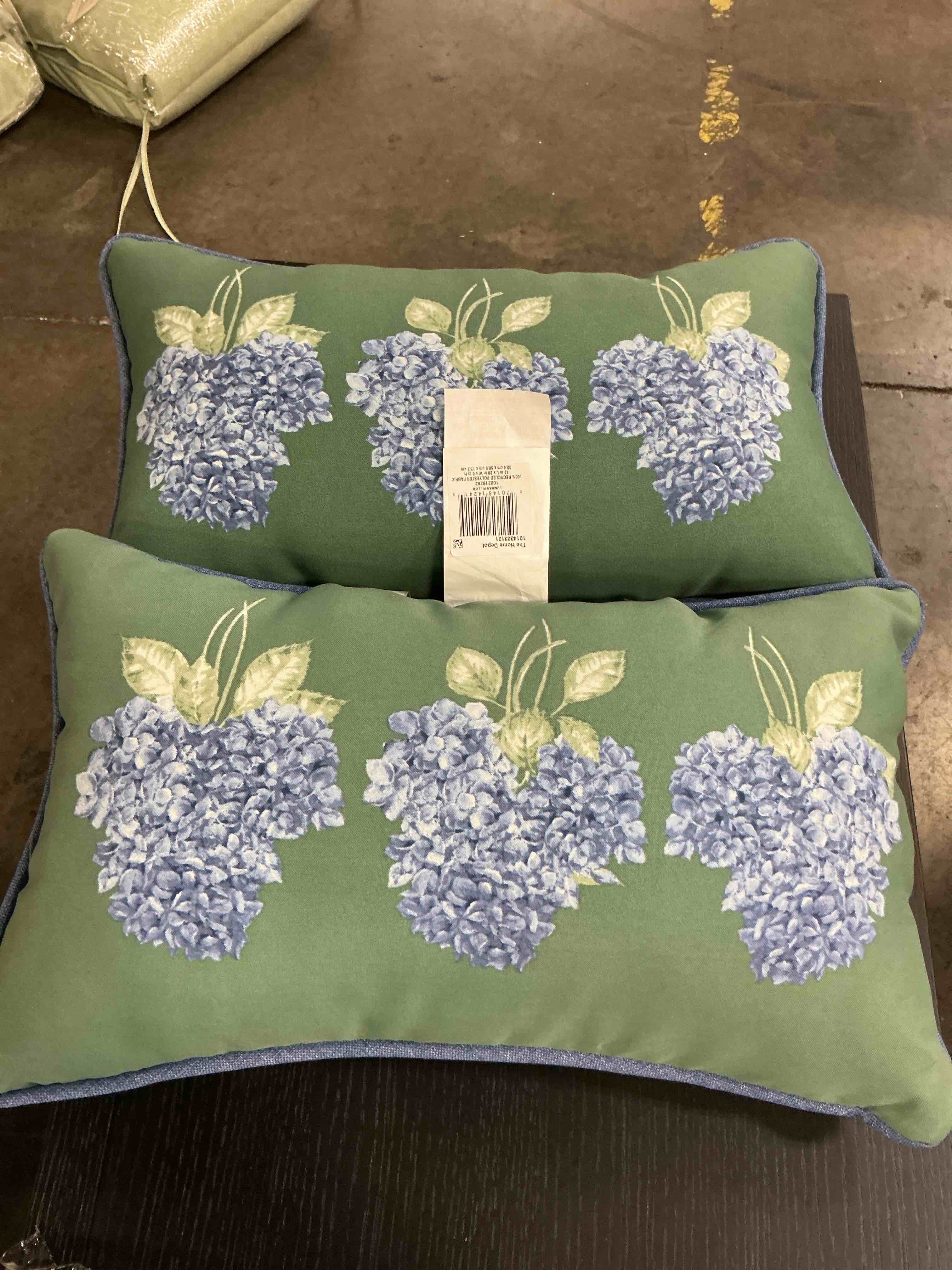 Condition photo showing Good Condition for 20 in. x 12 in. outdoor patio lumbar pillow in floral hydrangea
