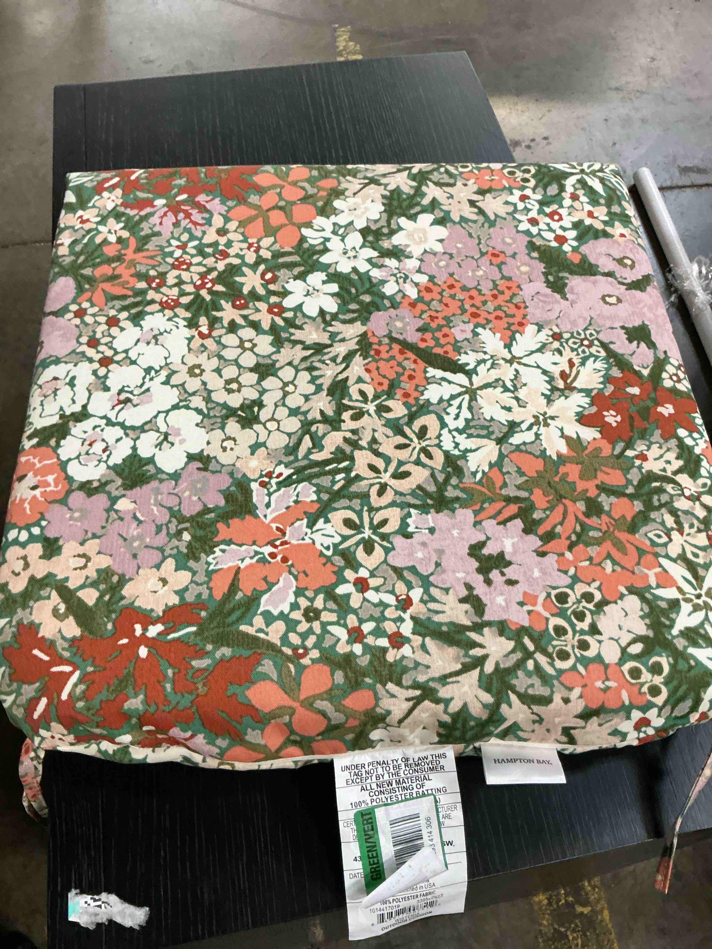 Condition photo showing Good Condition for 20 in. w x 20 in. d universal outdoor seat pad in endive floral