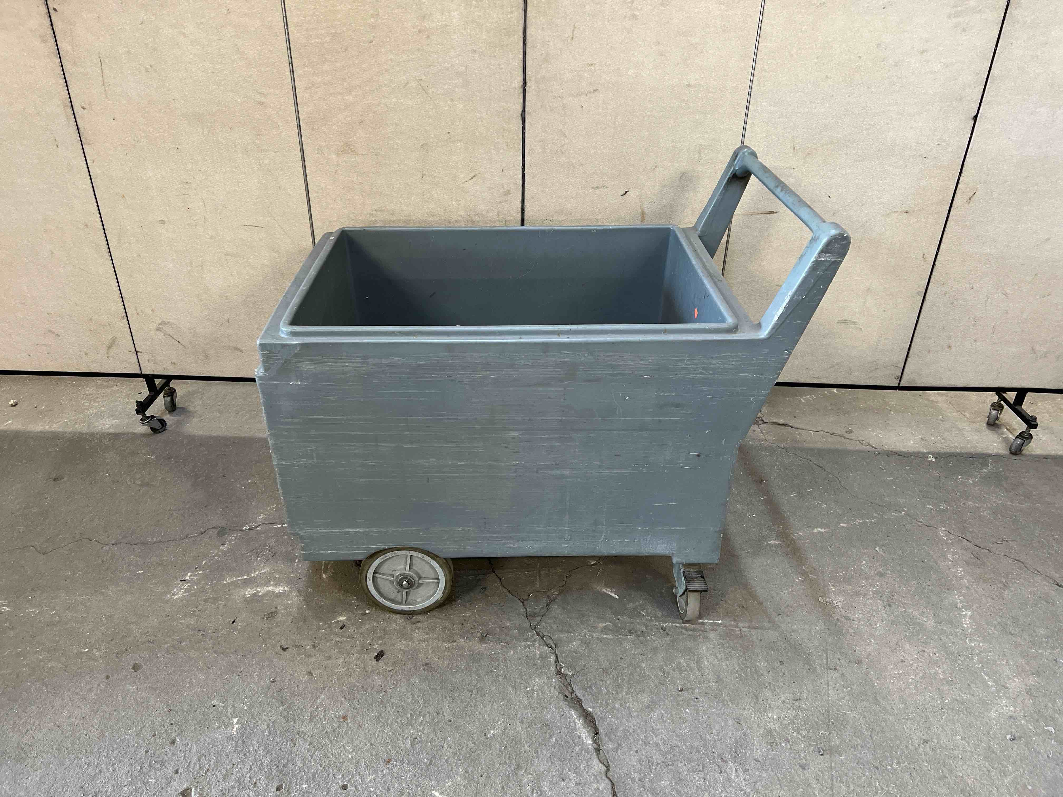 FOLLET PLASTIC ICE CART