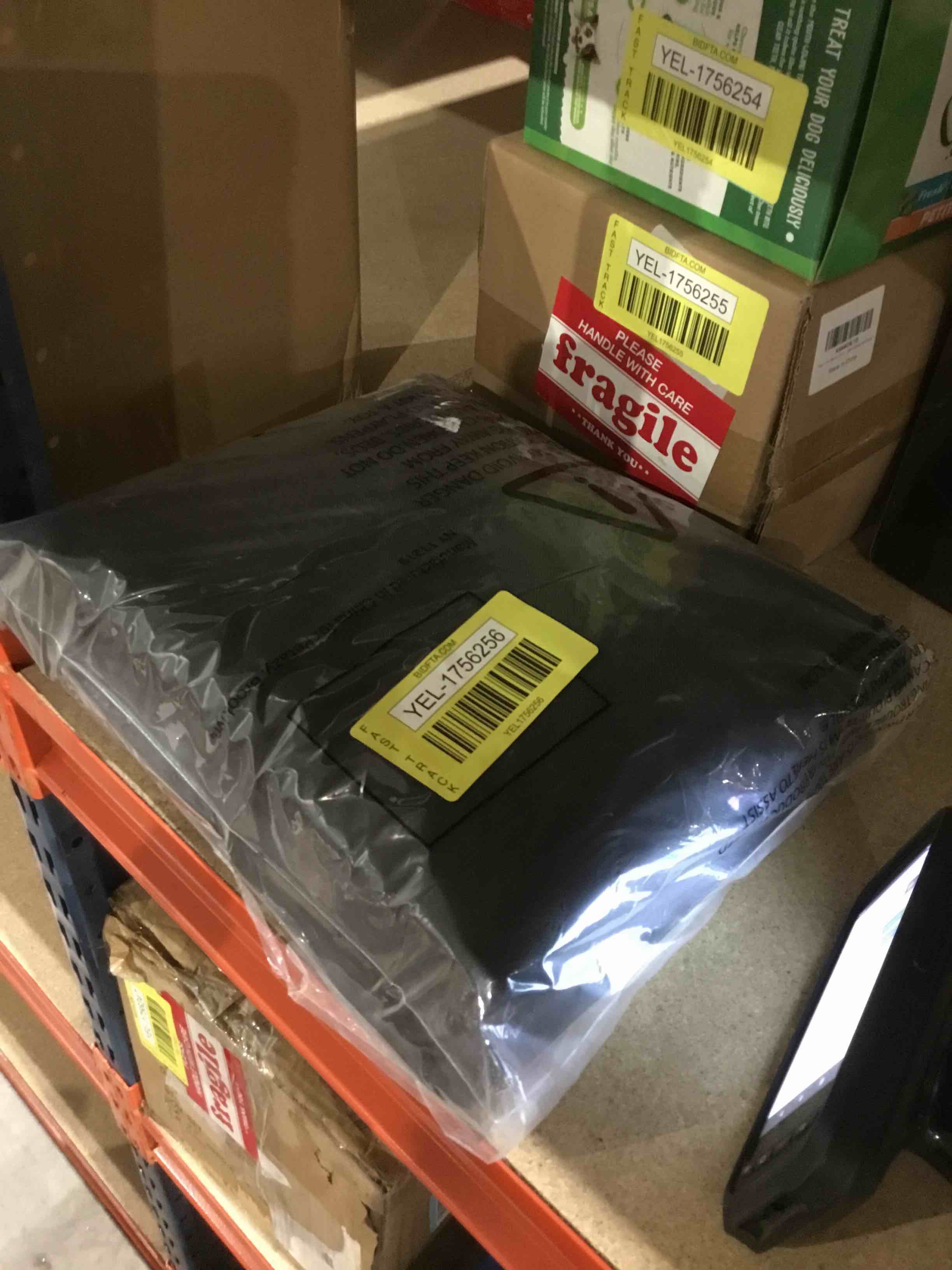 https://s3.amazonaws.com/lotting-images-prod/bidfta/YEL1756256_1755183241505.jpeg