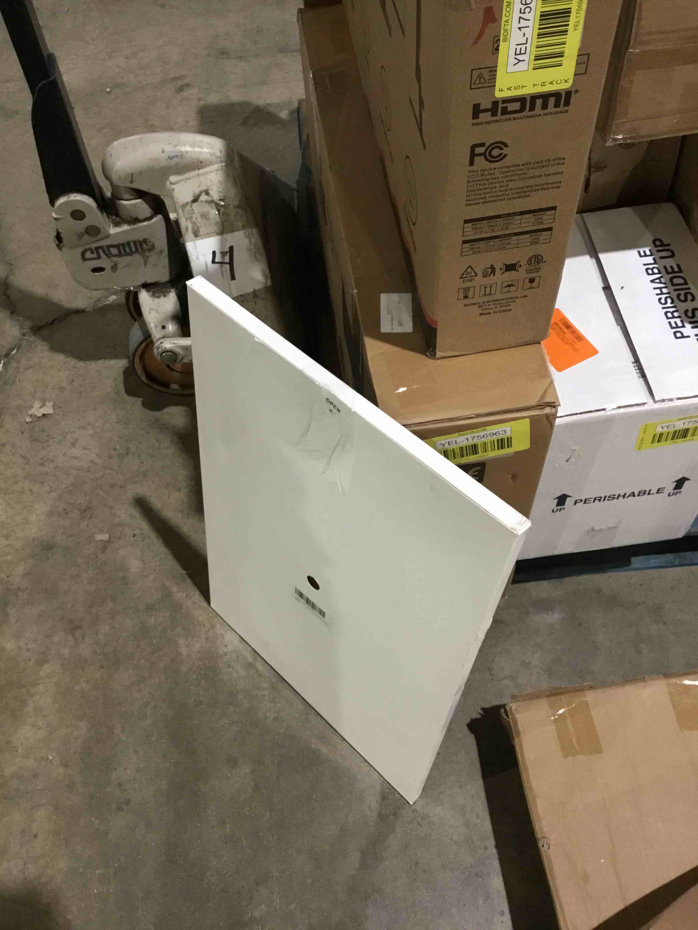 https://s3.amazonaws.com/lotting-images-prod/bidfta/YEL1756971_1760462918477.jpeg